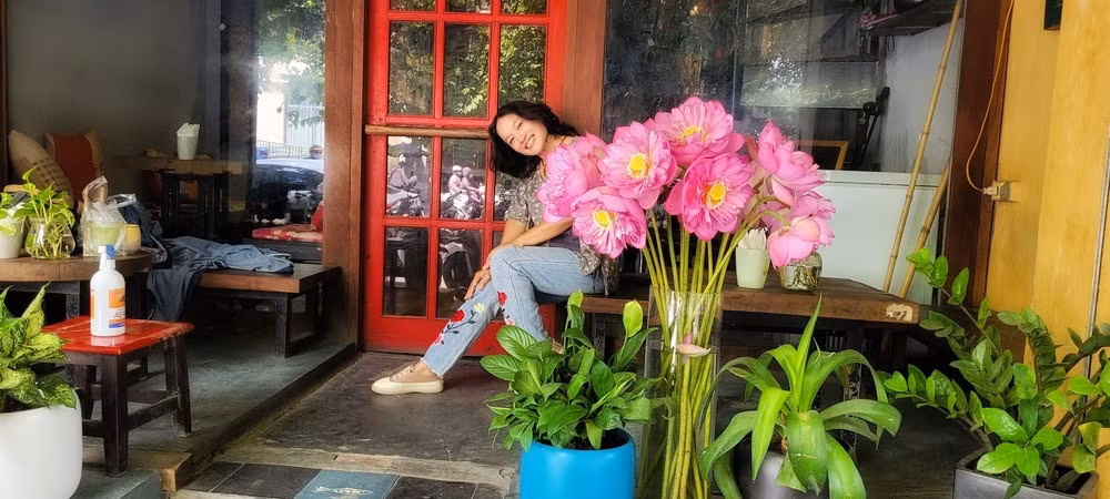 Diễn viên Tú Oanh thưởng hoa tại quán cà phê của gia đình.