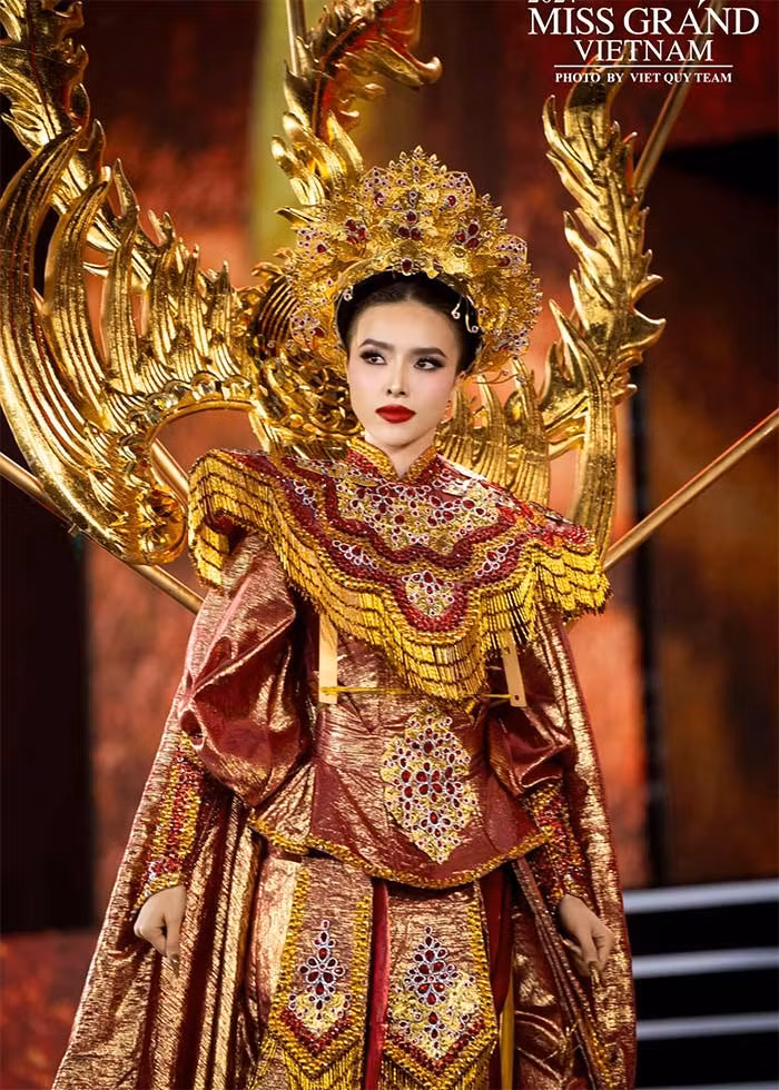 Người đẹp sinh năm 1997 hiện theo học Thạc sĩ Quản trị Kinh doanh tại Đại học Kinh tế - Tài chính TPHCM. (Ảnh: FB Lê Phan Hạnh Nguyên)