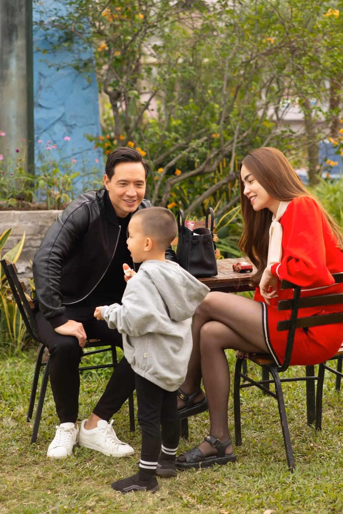 Nếu như trong cuộc sống thường ngày, gia đình nữ ca sĩ thường ưu tiên những bộ đồ thoải mái và năng động, thì khi tham dự các sự kiện, họ lại chọn những trang phục sang trọng và lịch sự hơn. Ảnh: FB Ho Ngoc Ha