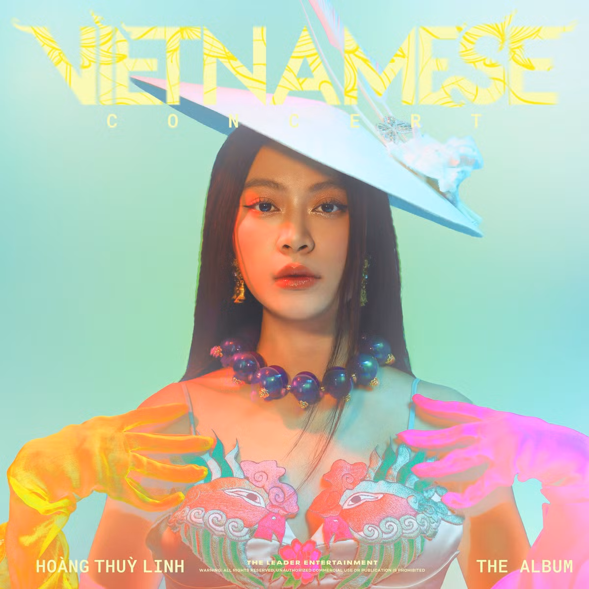 Trong video, Hoàng Thùy Linh giới thiệu album Vietnamese Concert The Album, ấn phẩm gồm 18 ca khúc đã được trình diễn trong Vietnamese Concert diễn ra cuối năm 2023 của nữ ca sĩ. Cuối video, cô nhắn nhủ: "Cùng nghe nhạc và luôn mạnh khỏe, bình an. Linh yêu tất cả các bạn!". Ảnh: FB Hoàng Thuỳ Linh