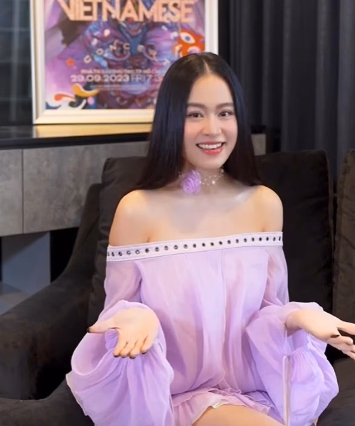 Trưa 24/10, Hoàng Thùy Linh tái xuất sau thời gian dài gần như vắng bóng trên mạng xã hội. Cô chia sẻ một đoạn clip ngắn trên trang cá nhân, thông báo sẽ sớm trở lại với các hoạt động nghệ thuật. Ảnh chụp màn hình