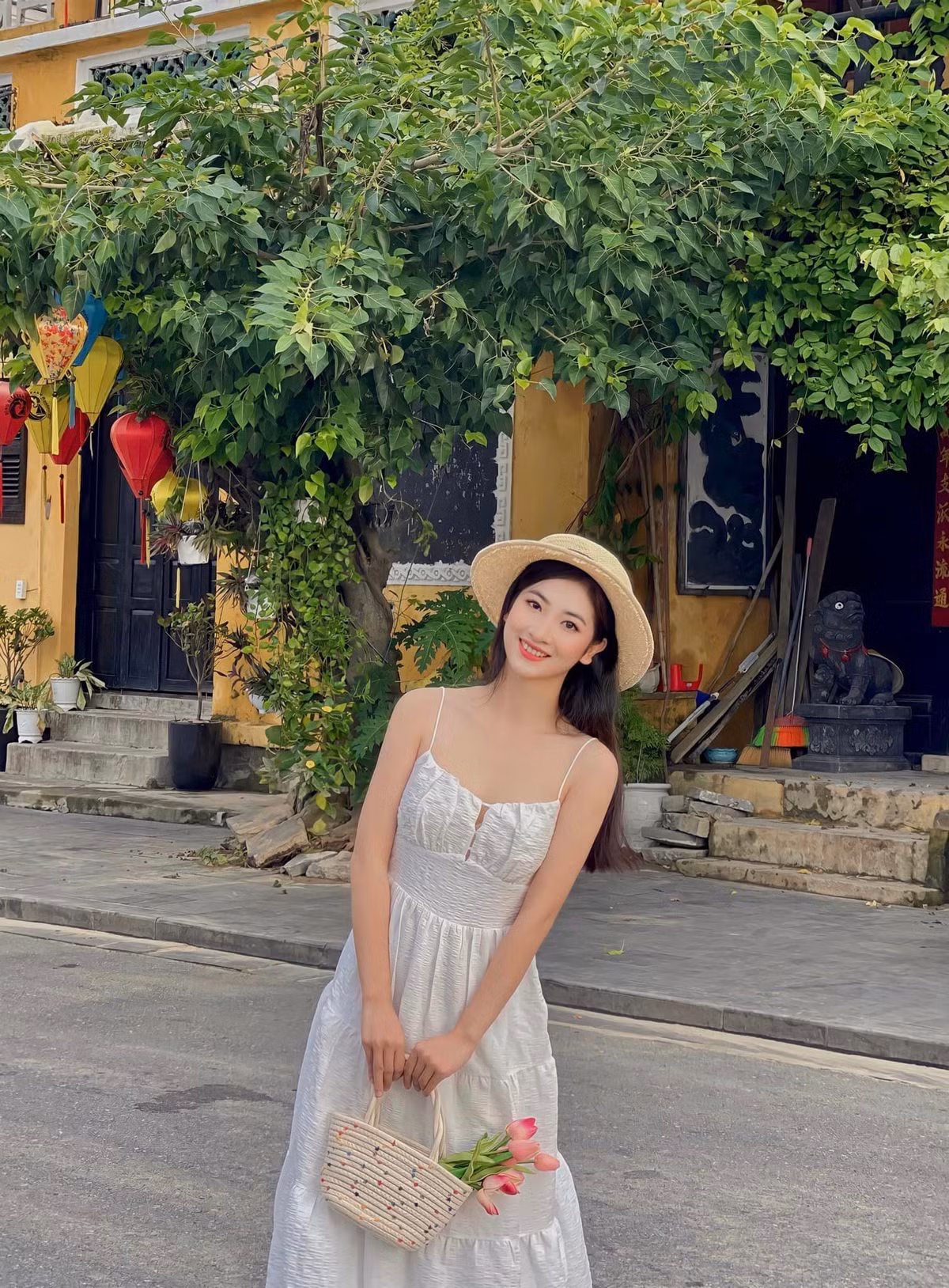 Linh Chi còn được biết đến với tính cách thân thiện, hòa đồng và luôn tràn đầy năng lượng.