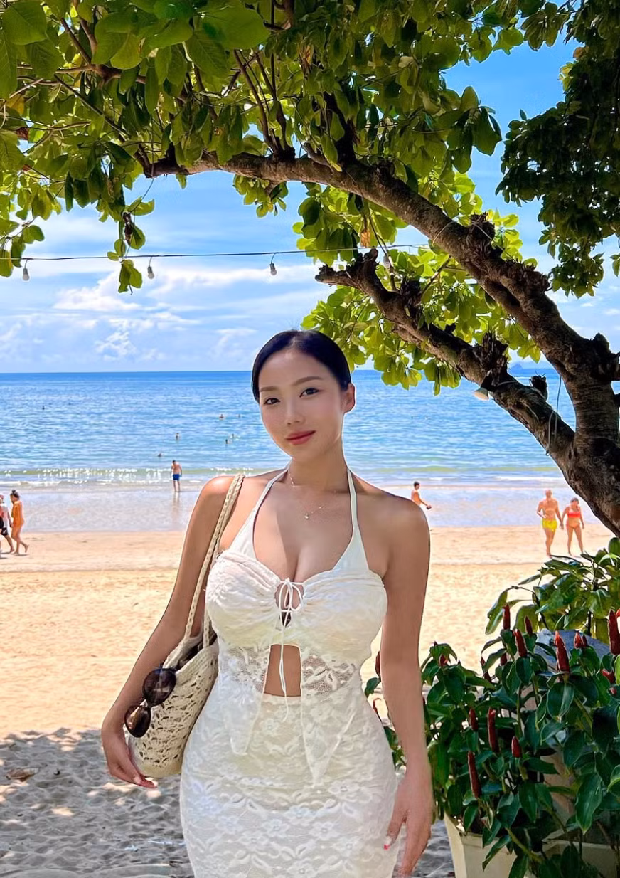 Đường cong hình thể mềm mại được Yoo Min khoe khéo trong nhiều bức hình đăng tải lên trang cá nhân.