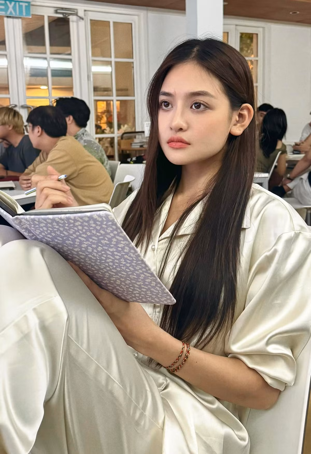 Nữ diễn viên Thuỳ Anh than vãn làm biên kịch không hề dễ dàng. Ảnh: FB Thuỳ Anh