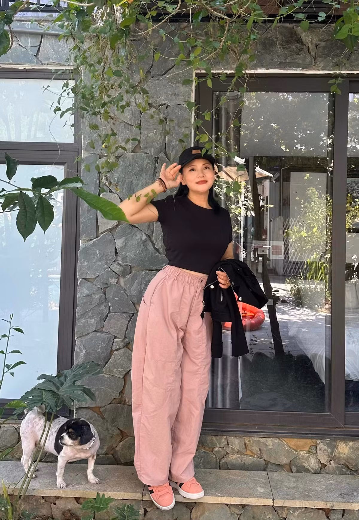 Nghệ sĩ Thu Quế trẻ trung, năng động ở tuổi 55. Ảnh: FB Quế Thu