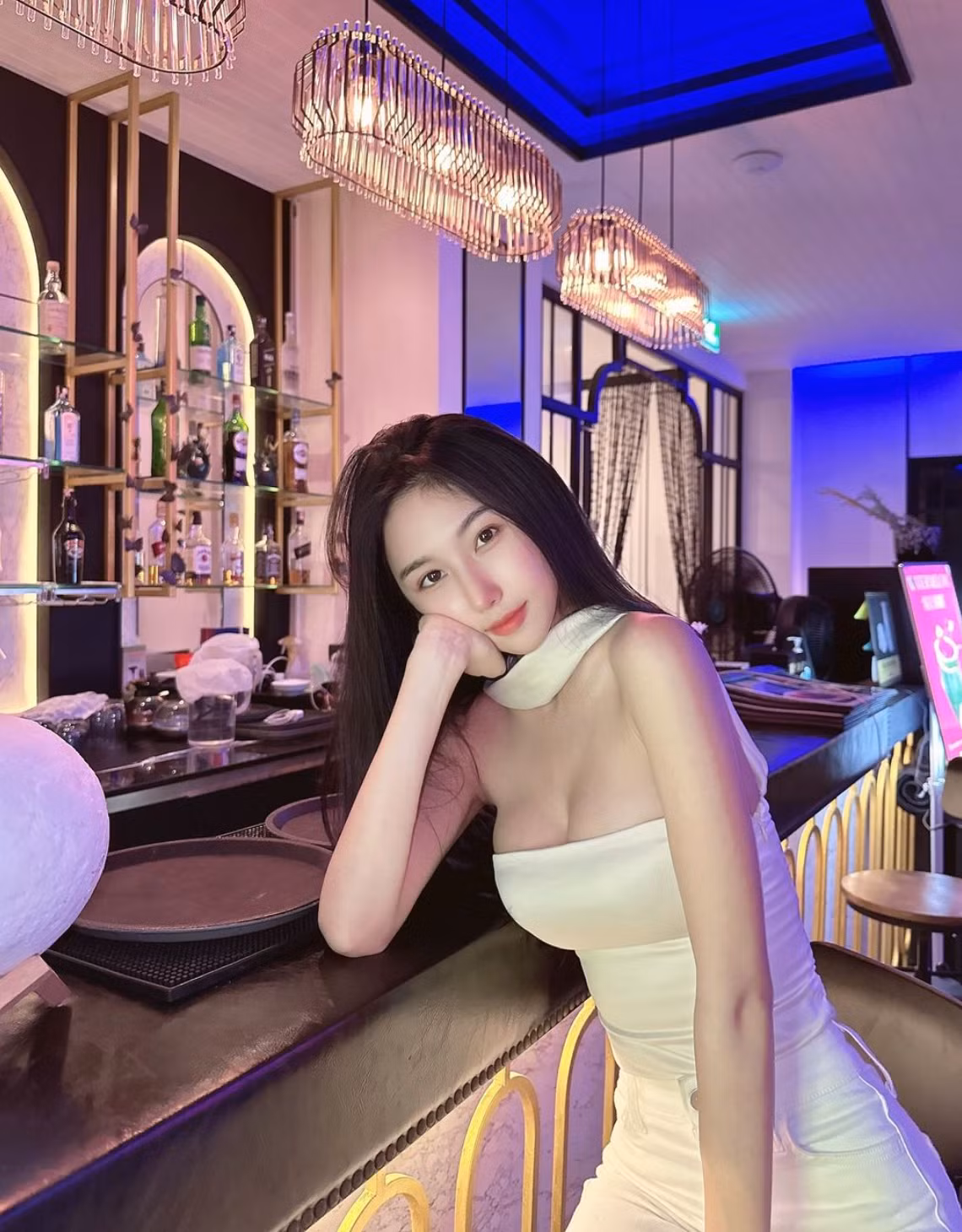 Cô nàng diện trang phục khoe dáng vóc bốc lửa của mình.