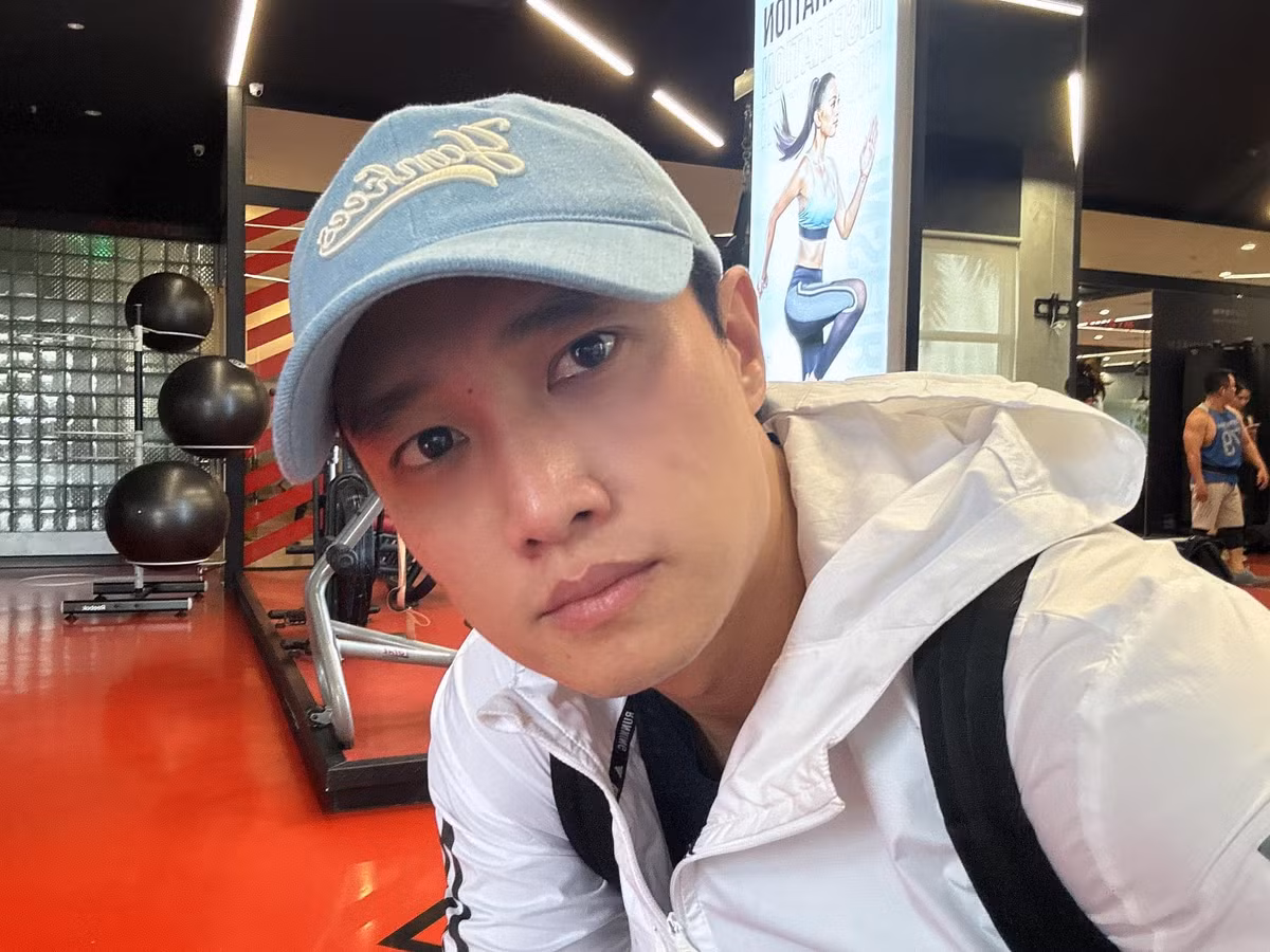 "Ai cũng nói sao Quốc Trường từ lúc gặp tới giờ mười mấy năm rồi mà giữ dáng hay vậy dù ăn uống, tiếp khách liên tục? Đâu ai thấy cảnh này", Quốc Trường tiết lộ về bí quyết giữ dáng. Ảnh: FB Nguyễn Quốc Trường