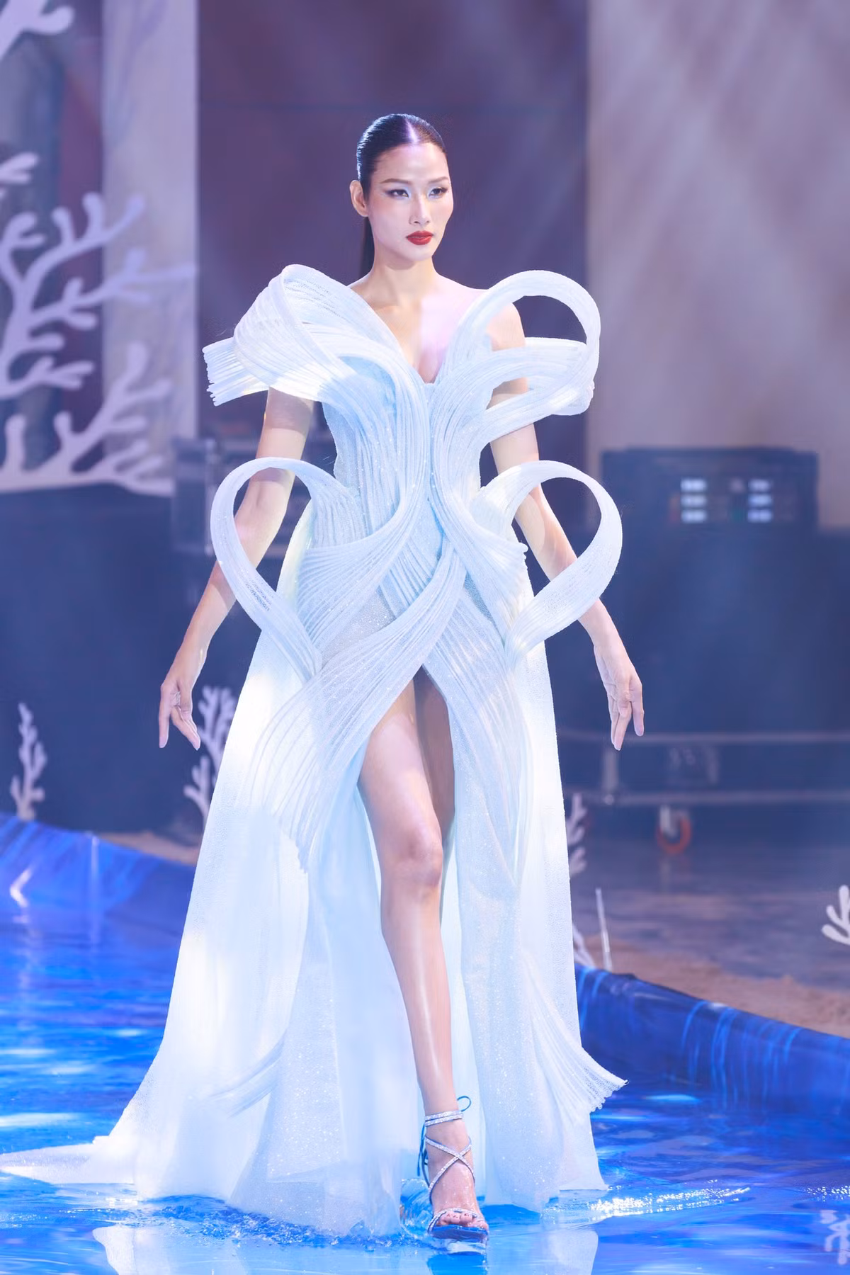 Hoàng Thùy hiện sở hữu chiều cao 1m77, số đo ba vòng 80-59-89 cm. Ảnh: FBNV