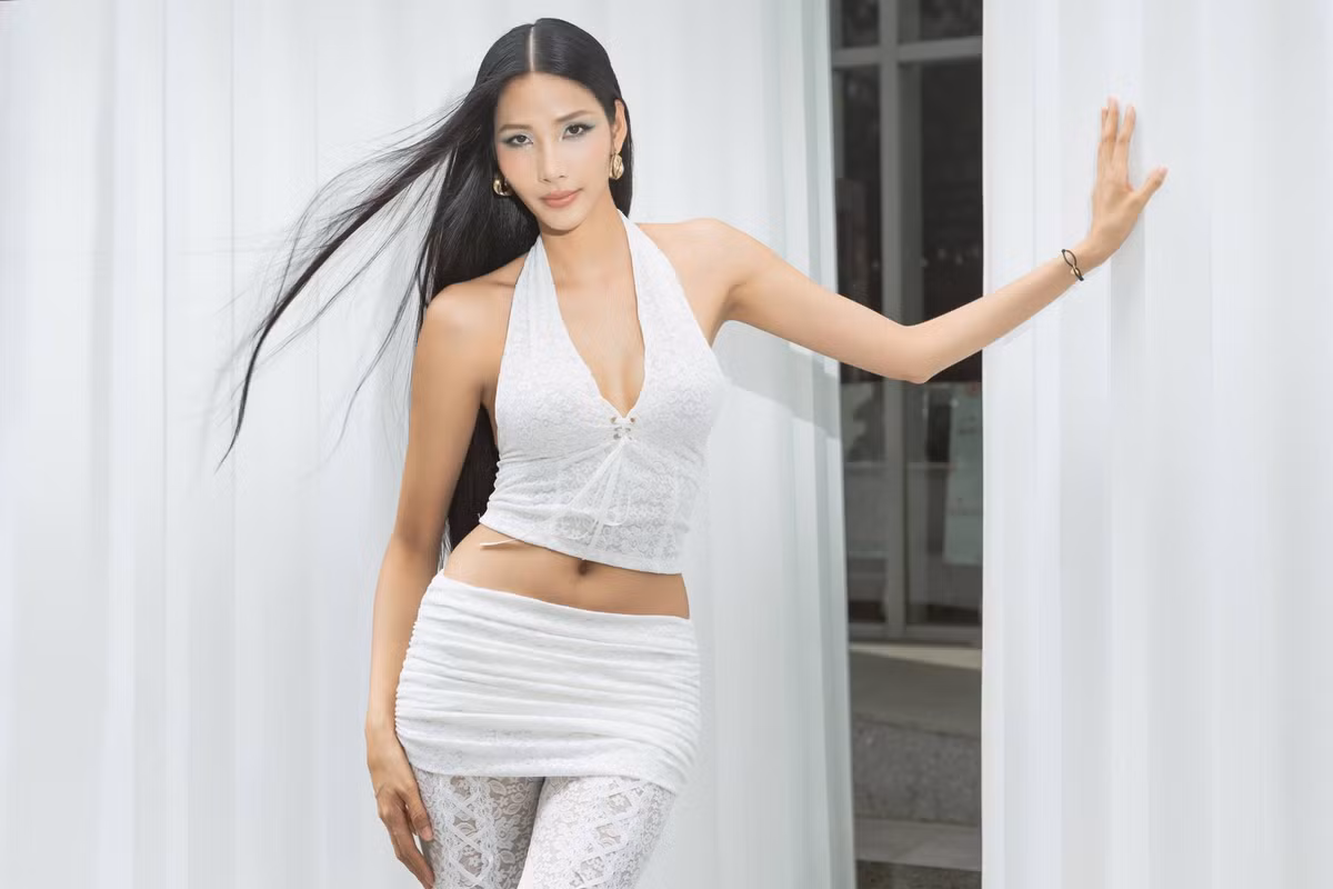 Cô được đánh giá là một trong những "vedette" sáng giá nhất của làng mẫu Việt. Sự thay đổi ngoạn mục của Hoàng Thùy không chỉ về ngoại hình mà còn ở phong cách thời trang. Từ một cô gái giản dị, cô đã lột xác thành một fashionista có gu thẩm mỹ tinh tế, luôn bắt kịp xu hướng thời trang quốc tế. Ảnh: FBNV