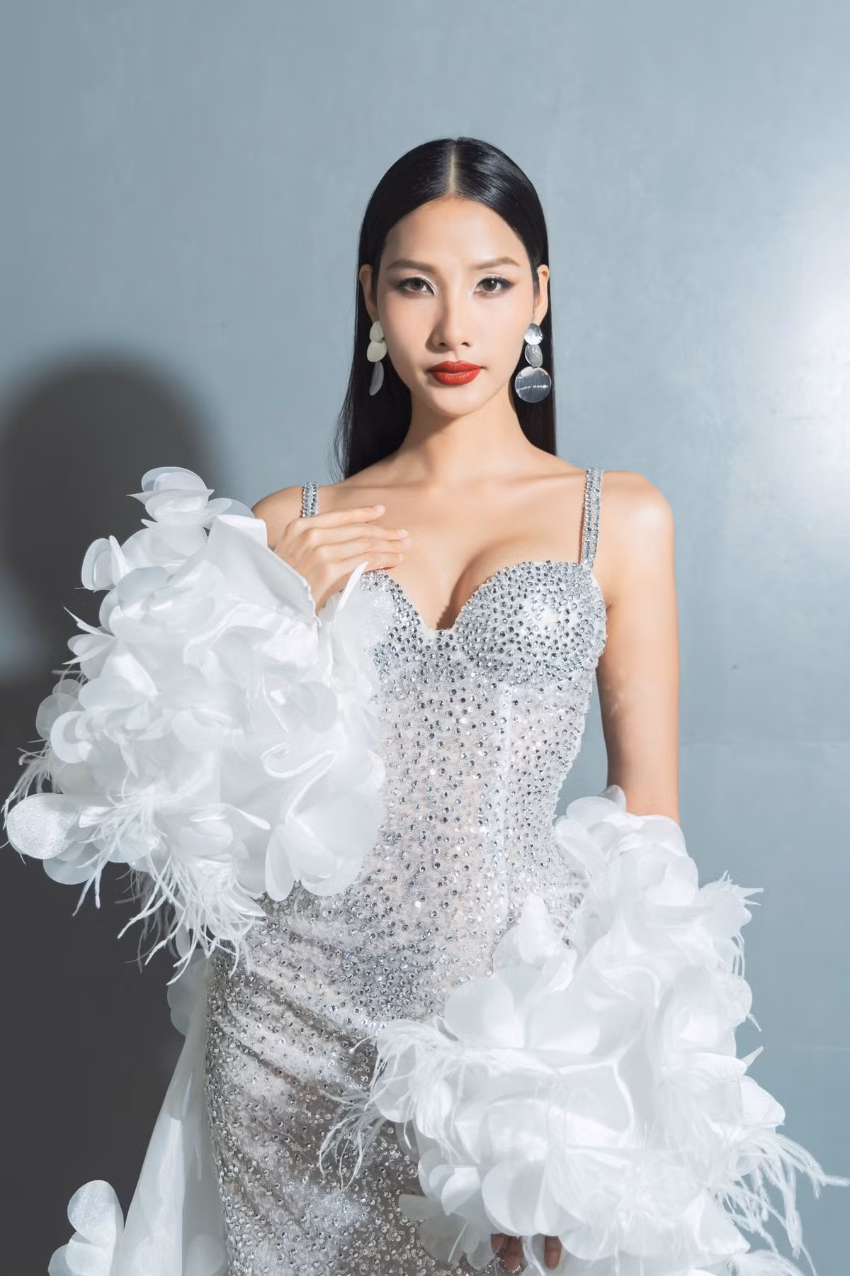 Không còn gầy gò, thiếu sức sống như thời điểm năm 2011, đến nay Hoàng Thuỳ "lột xác" từ vóc dáng, nhan sắc đến phong thái để phù hợp với hình ảnh một người đẹp, ngày càng được khán giả công nhận. Ảnh: FBNV