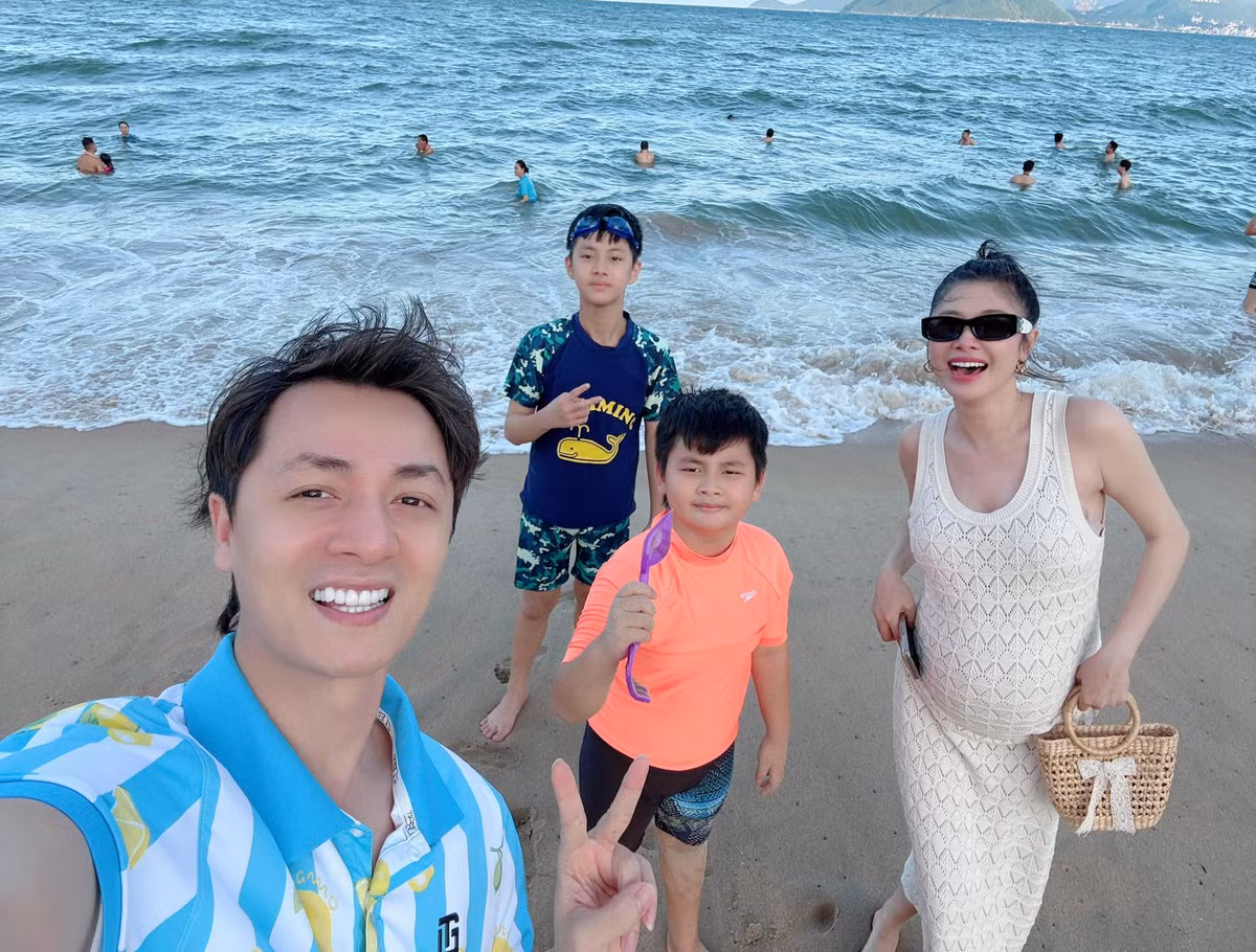 Đăng Khôi lưu giữ những bức ảnh đi biển cùng gia đình. Ảnh: FB Dang Khoi Nguyen