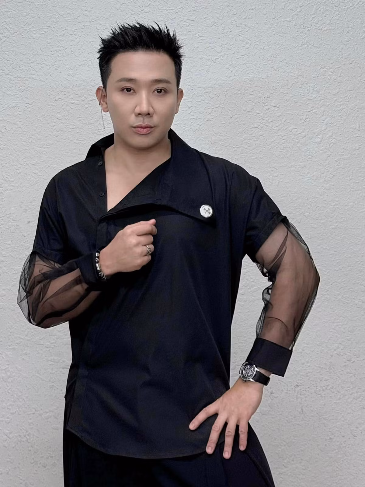 MC Trấn Thành diện trang phục đen phá cách khi dẫn chương trình Rap Việt. Ảnh: FB Trấn Thành