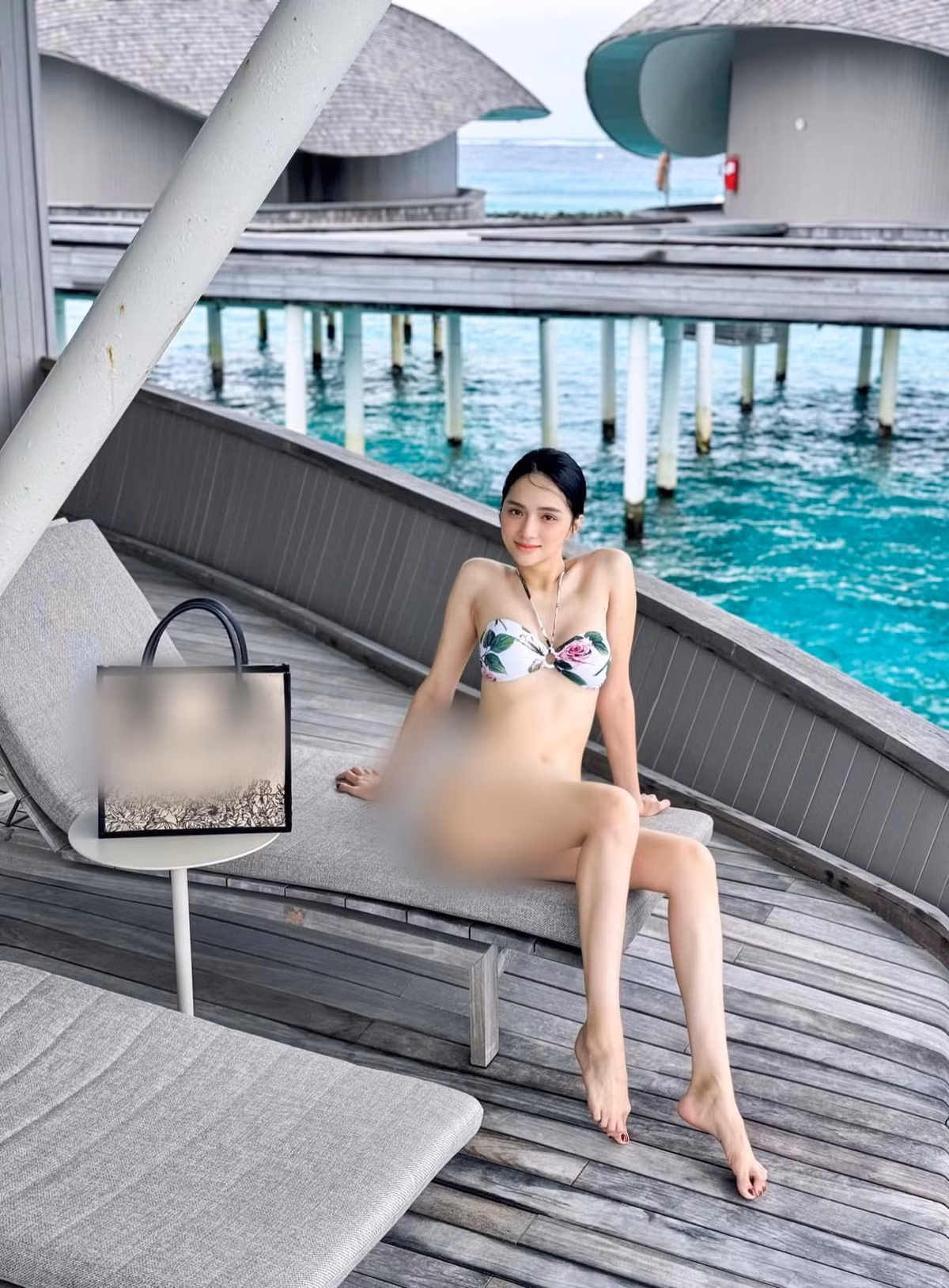 Trong bộ ảnh, Hương Giang diện trang phục áo tắm hai mảnh táo bạo, khoe trọn đường cong cơ thể nóng bỏng, quyến rũ.