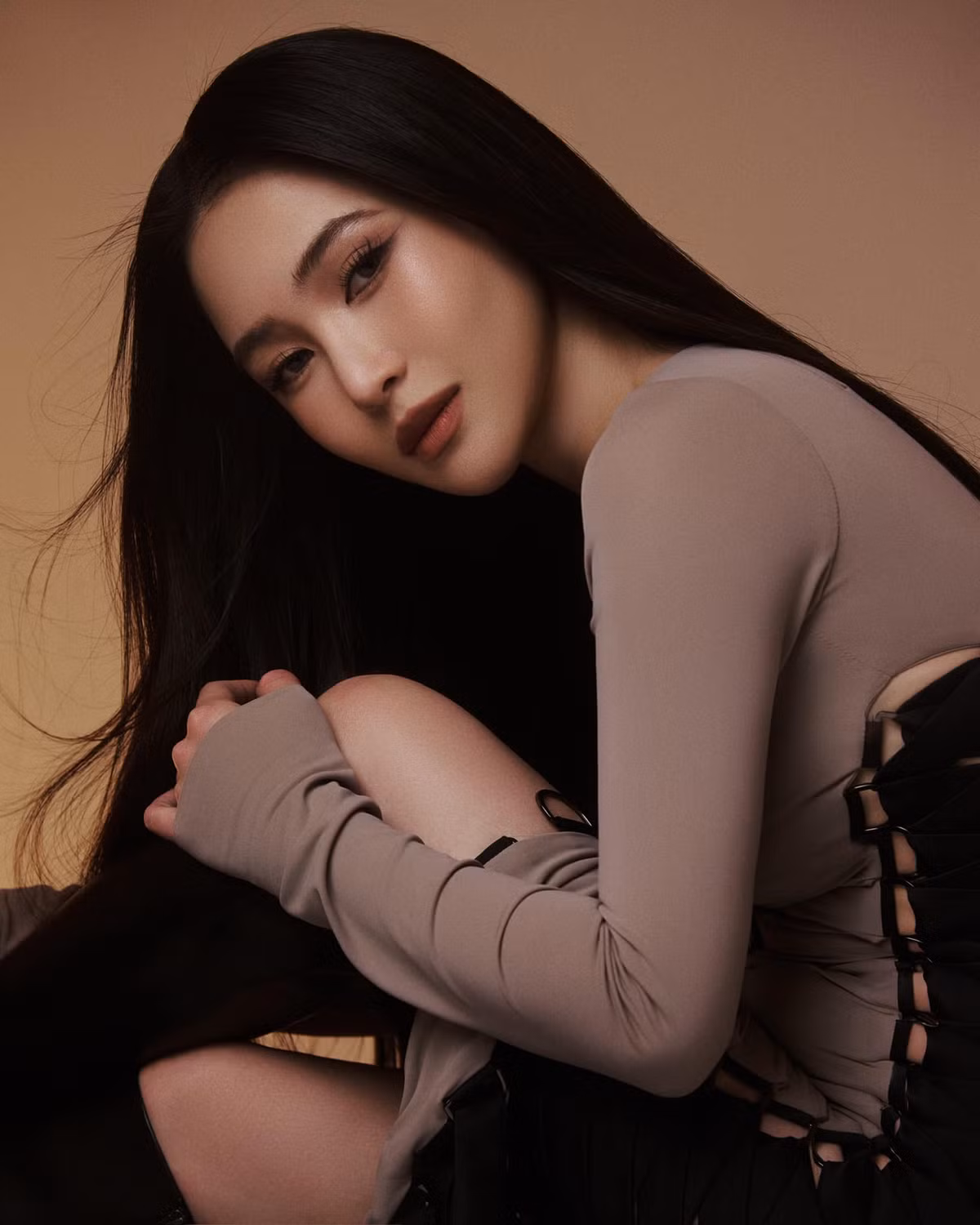 Vào giữa năm 2019, Hương Tràm bất ngờ rời showbiz, cô luôn bị đồn rằng sang Mỹ để sinh con chứ không phải du học. Tuy nhiên điều đó chỉ là tin đồn thiếu xác thực, nữ ca sĩ đã lên tiếng phủ nhận.