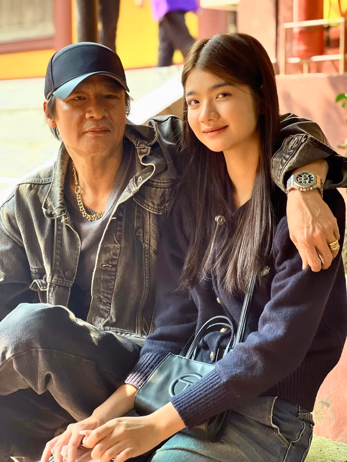 Võ Hoài Nam nhắn nhủ tới con gái: "Cùng con, một quãng đường dài. Khi thì nhẵn nhụi, lúc chông gai. Năm nay, cuối cấp rồi con nhé. Cố gắng thêm thôi, bởi... đời dài". Ảnh: FB Nam Võ Hoài