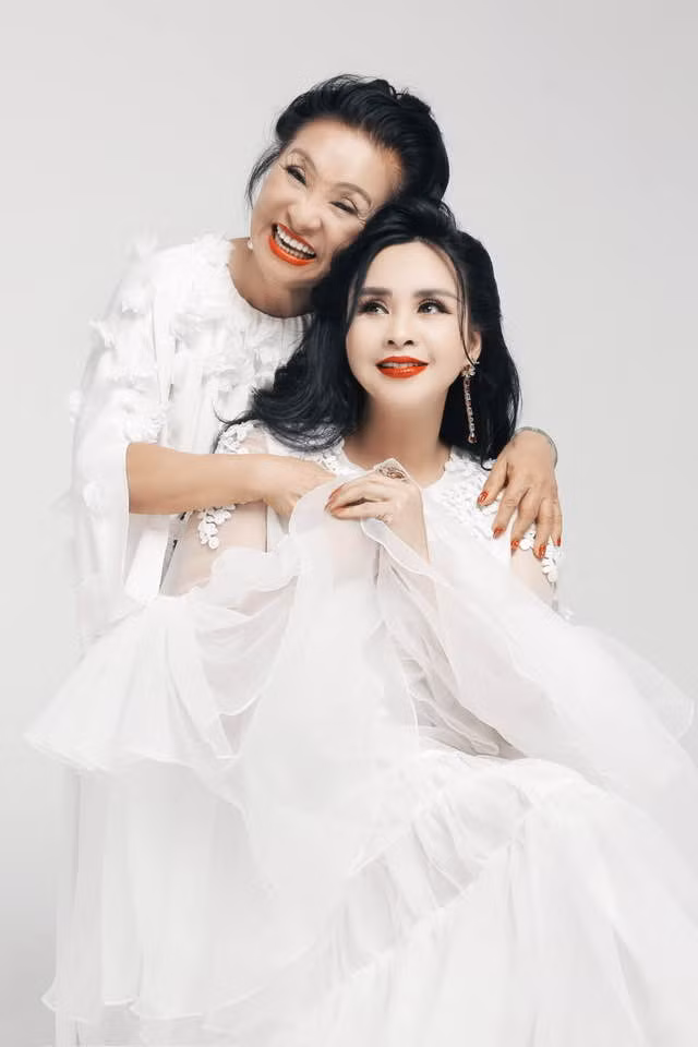 Diva Thanh Lam chụp ảnh cùng mẹ. Ảnh: FB Doan Thanh Lam