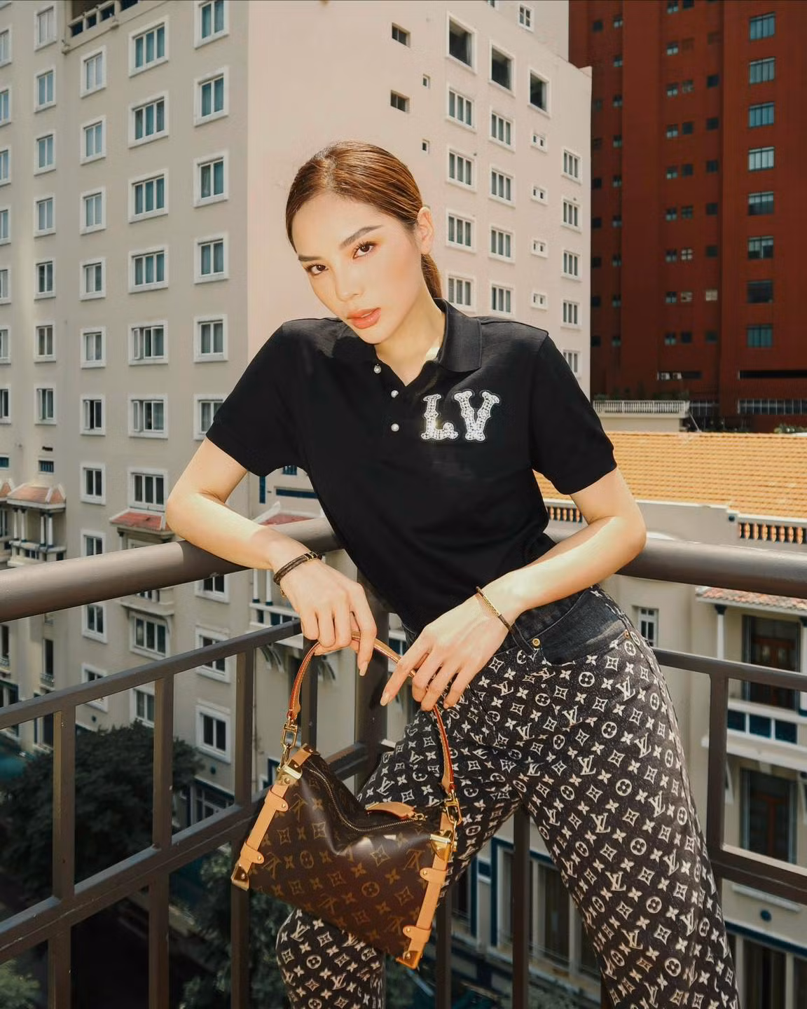 Gương mặt của Kỳ Duyên đã trở nên góc cạnh và sắc sảo hơn, phù hợp với hình tượng người phụ nữ hiện đại.