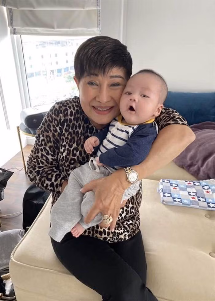 Sau khi ly hôn với bà Liên Phạm, Đàm Vĩnh Hưng vẫn giữ được mối quan hệ tốt đẹp. Điển hình là mới đây khi Đàm Vĩnh Hưng đăng bài thơ chúc mừng sinh nhật con trai Polo nhân dịp sinh nhật lần thứ 5 của bé, bà Liên Phạm cũng đăng tải một status chúc mừng sinh nhật con trai của chồng cũ trên trang Facebook cá nhân. (Ảnh: FB Liên Phạm)