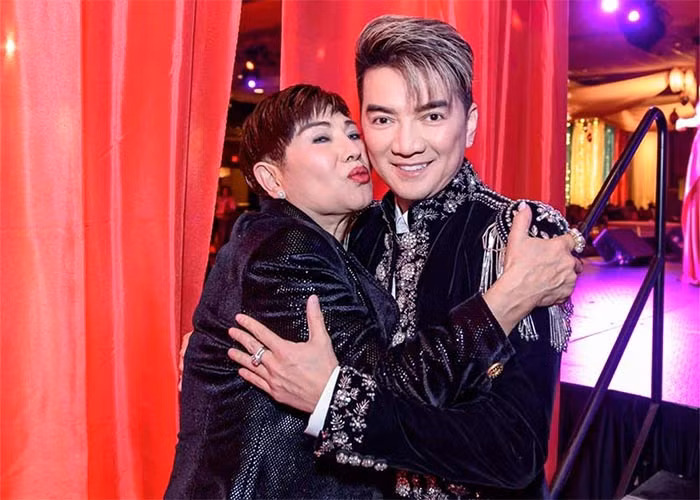 Đàm Vĩnh Hưng và bà Liên Phạm kết hôn vào ngày 13/6/2004 và ly thân ngày 22/2/2018. Cả hai không có con chung và không phân chia tài sản. Liên Phạm - vợ Đàm Vĩnh Hưng, hơn anh 17 tuổi, là một doanh nhân thành đạt, sở hữu chuỗi nhà hàng tại Mỹ và điều hành một công ty giải trí nổi tiếng ở hải ngoại. Tháng 8/2021 chính vợ của Đàm Vĩnh Hưng là người đã nộp đơn ly hôn lên tòa án tại Mỹ. (Ảnh: FB Đàm Vĩnh Hưng)