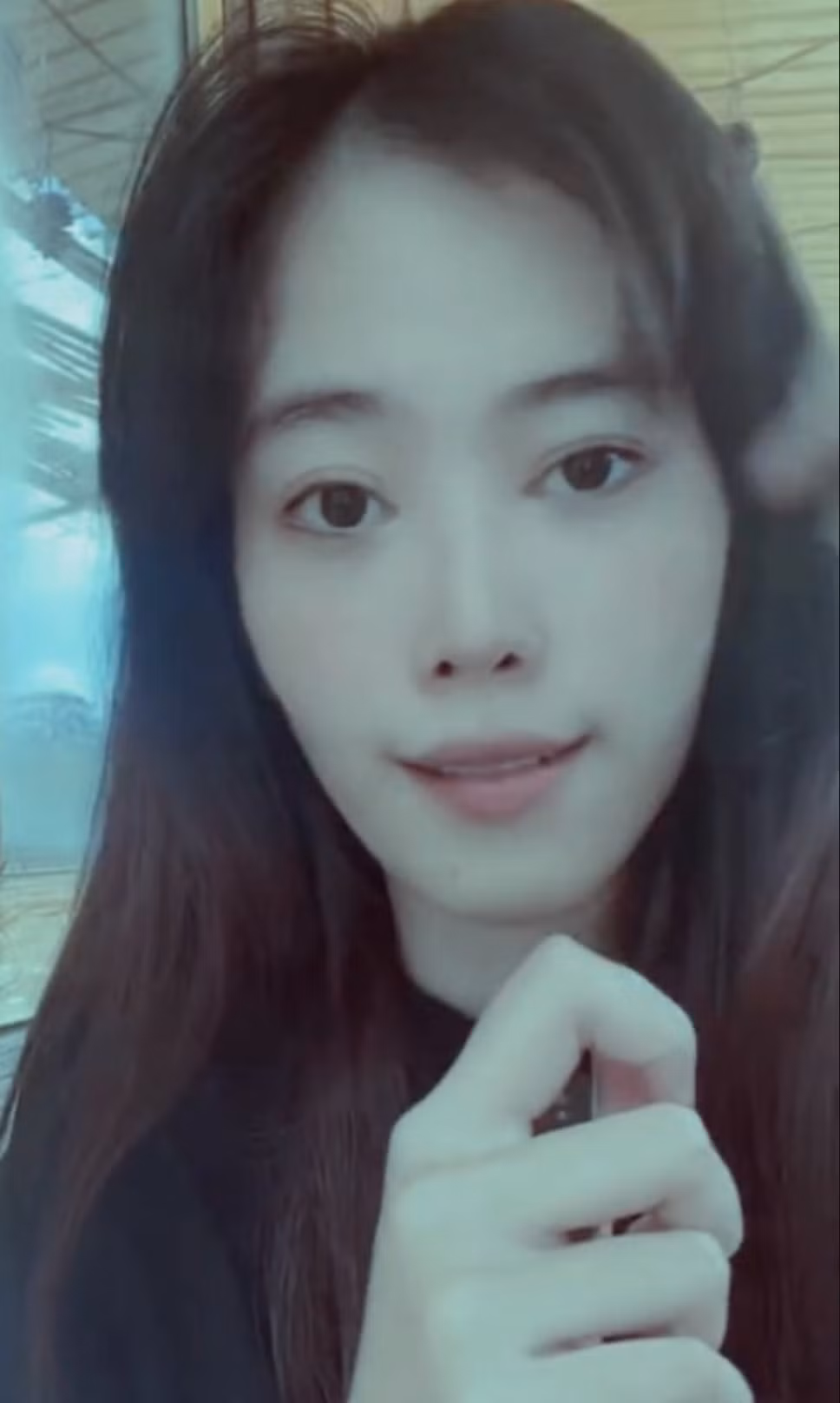 Trong livestream vừa diễn ra vào ngày 4/4, Nam Em có màn đấu khẩu với khán giả khi bị chê hát dở tệ. Ảnh chụp màn hình