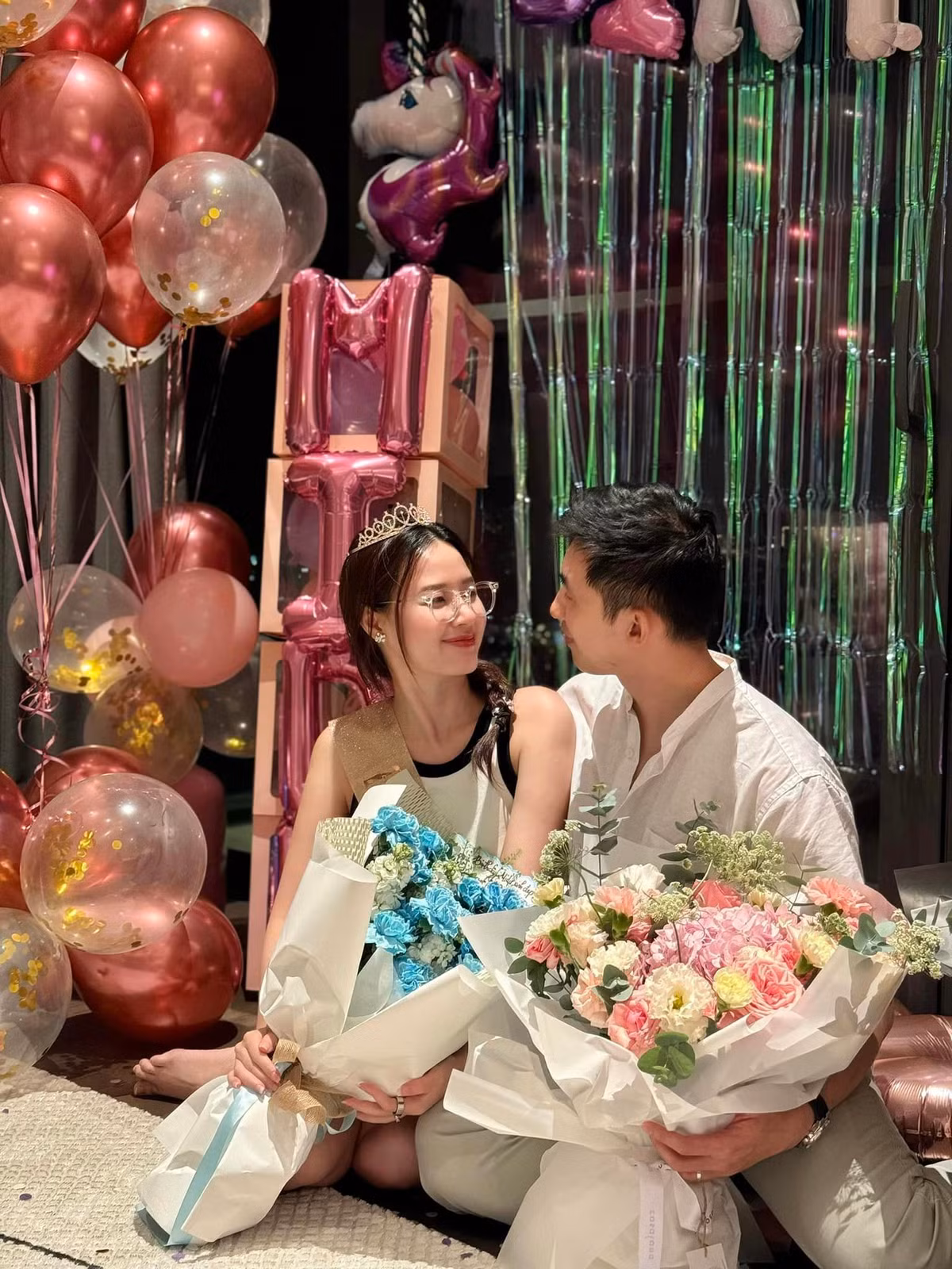 Midu tổ chức tiệc sinh nhật ấm cúng bên ông xã cùng một vài người bạn thân thiết. Ảnh: FB Đặng Thị Mỹ Dung