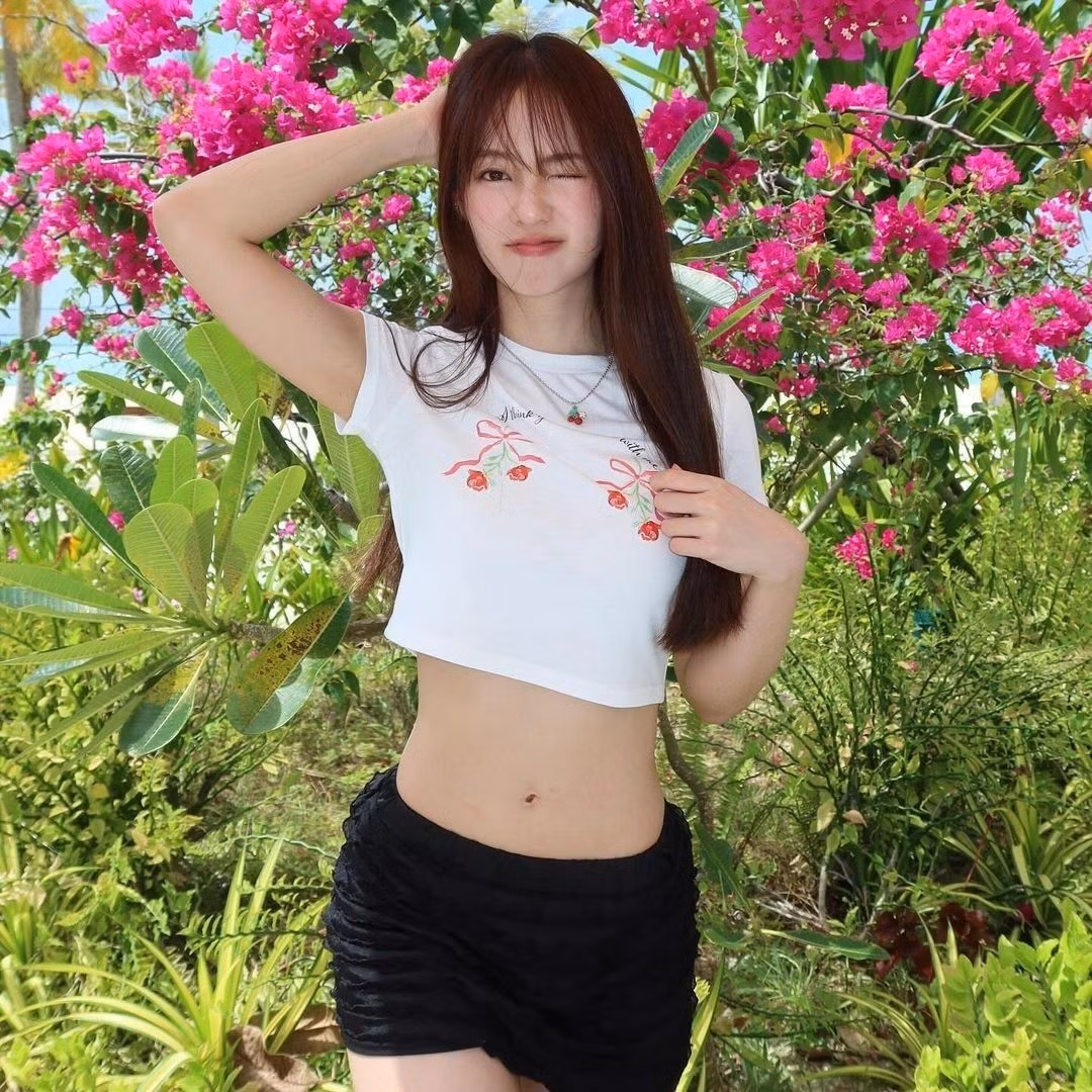 Đáng chú ý, tạo hình của Pimtha được đánh giá khá giống với Hải Tú trong MV Chúng ta của tương lai vì đều hướng đến phong cách nhẹ nhàng, nữ tính.