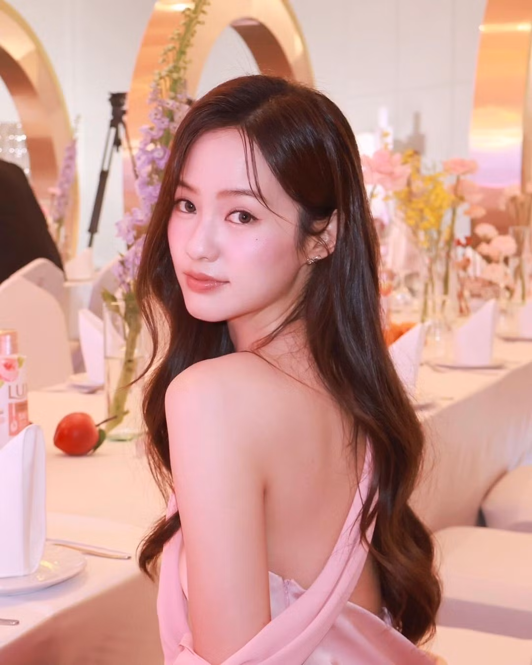 Pimtha yêu thích lối trang điểm nhẹ nhàng tự nhiên, giúp cô nàng luôn giữ được nét trẻ trung và nữ tính của mình.