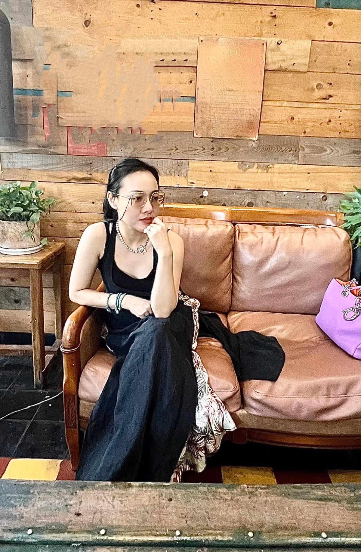 Không chỉ ghi dấu với giọng nói ngọt ngào truyền cảm, nữ BTV Hoài Anh còn được khán giả yêu thích nhờ nhan sắc xinh đẹp, duyên dáng và khả năng "hack tuổi" đỉnh cao.