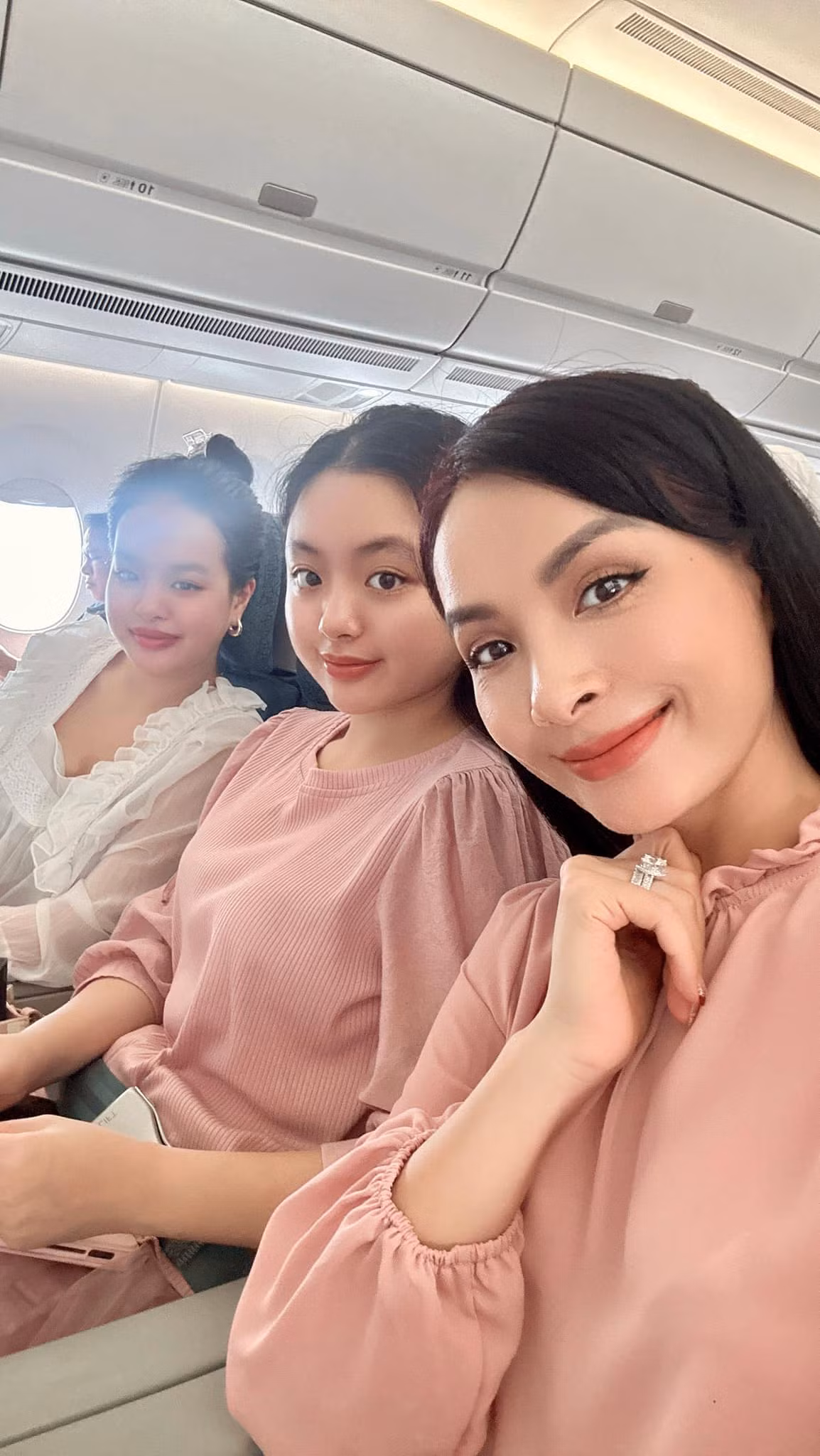 Cựu mẫu Bùi Thuý Hạnh đi chơi cùng hai con gái. Ảnh: FB Bui Thuy Hanh