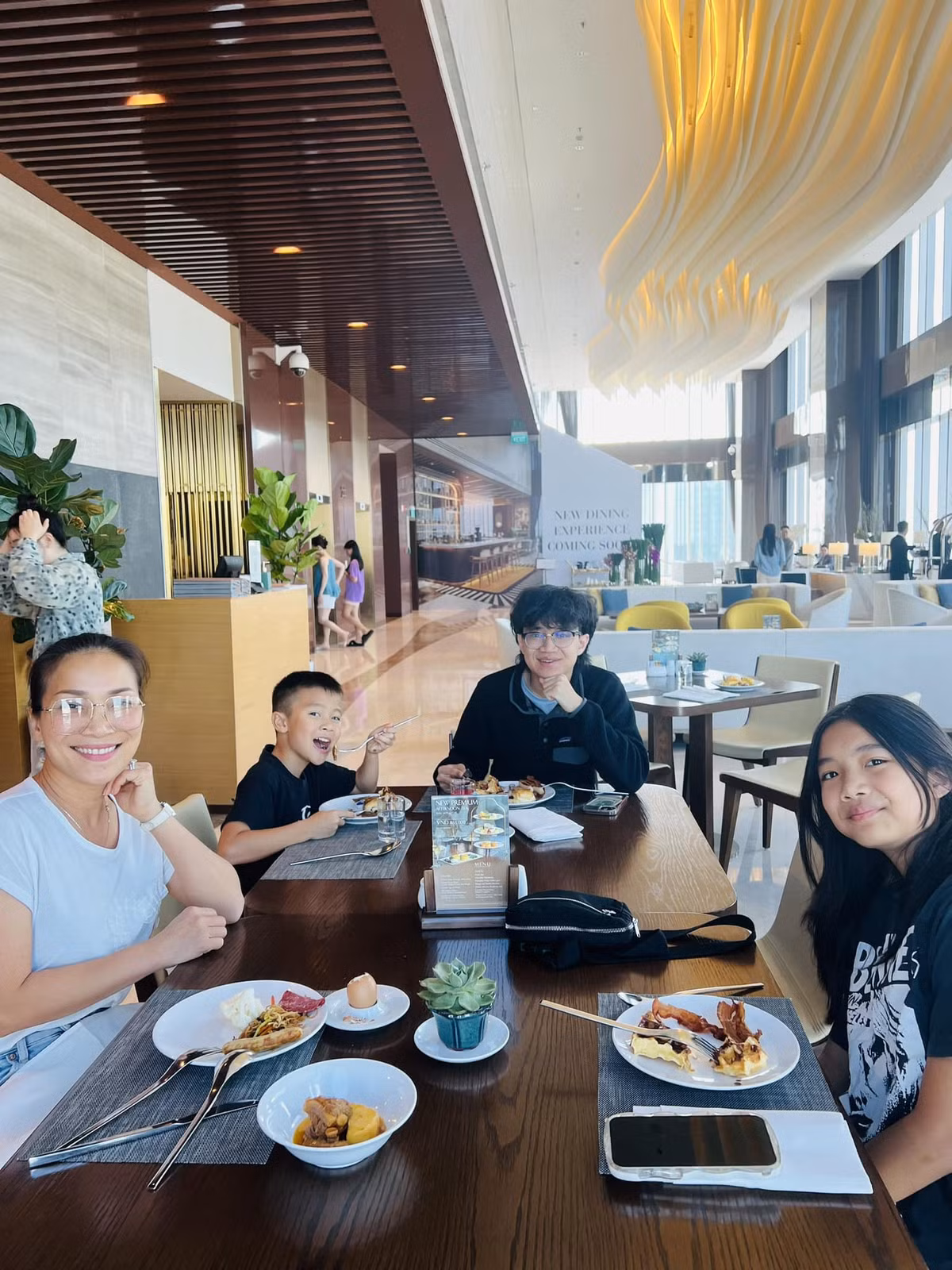 Ca sĩ Hồng Ngọc dẫn các con đi ăn sáng.