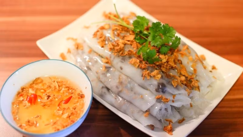 Bánh cuốn ở Tam Đảo vô cùng đặc biệt, loại bánh cuốn này ăn cùng với thịt lợn rừng nướng hòa quyện vào nước chấm siêu ngon.