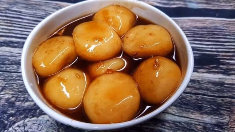 Bánh trùng là món ăn đặc sản của Vĩnh Phúc với vị ngọt đậm từ mật mía, mùi thơm cay nhẹ của gừng quyện lẫn lớp bột trắng dẻo thơm, chút ngậy ngậy của vừng. Du khách tới Tam Đảo có thể tìm mua bánh trùng làm món ăn sáng.