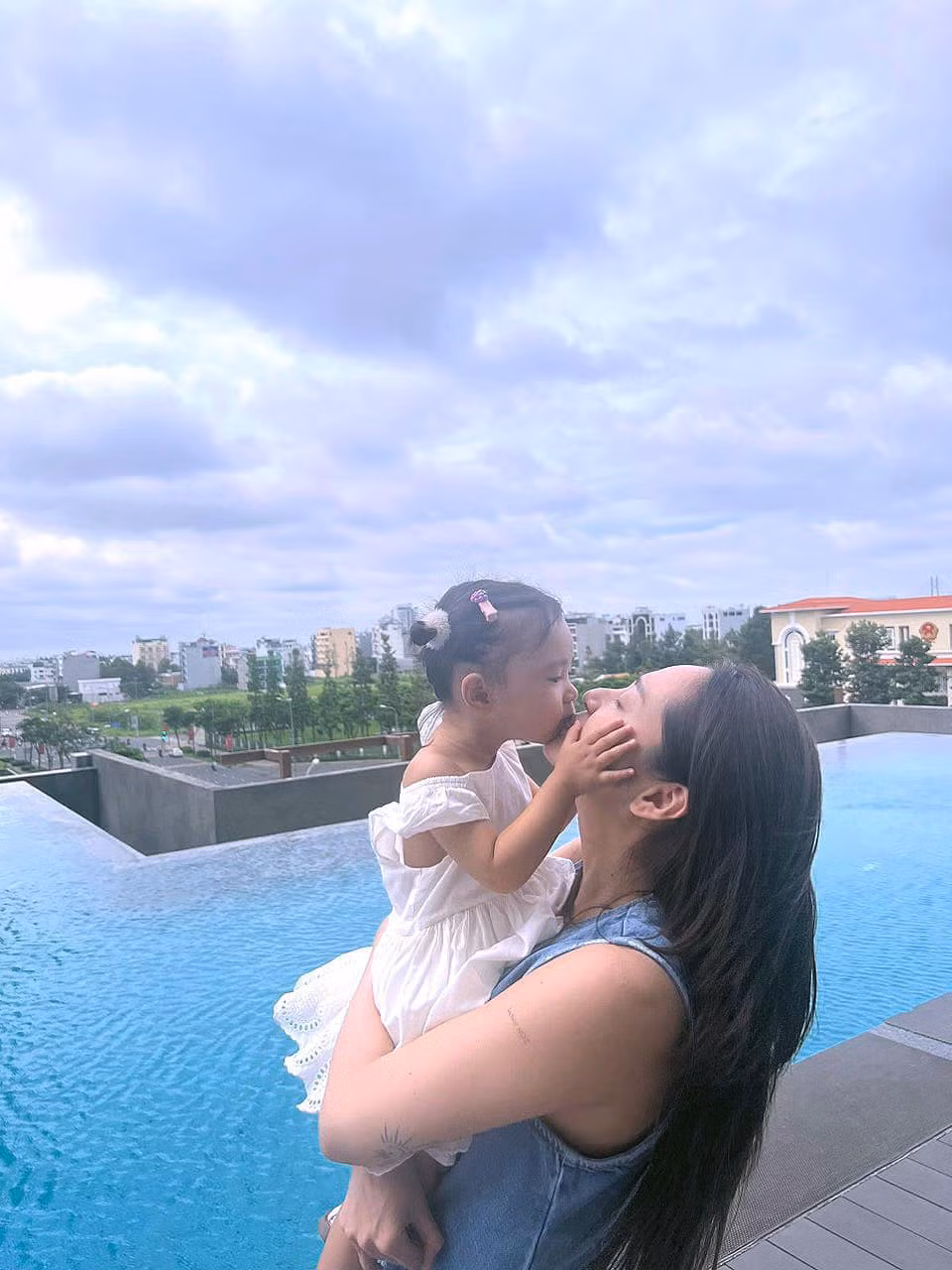 Ca sĩ Bảo Anh ôm hôn con gái. Ảnh: FB Bao Anh