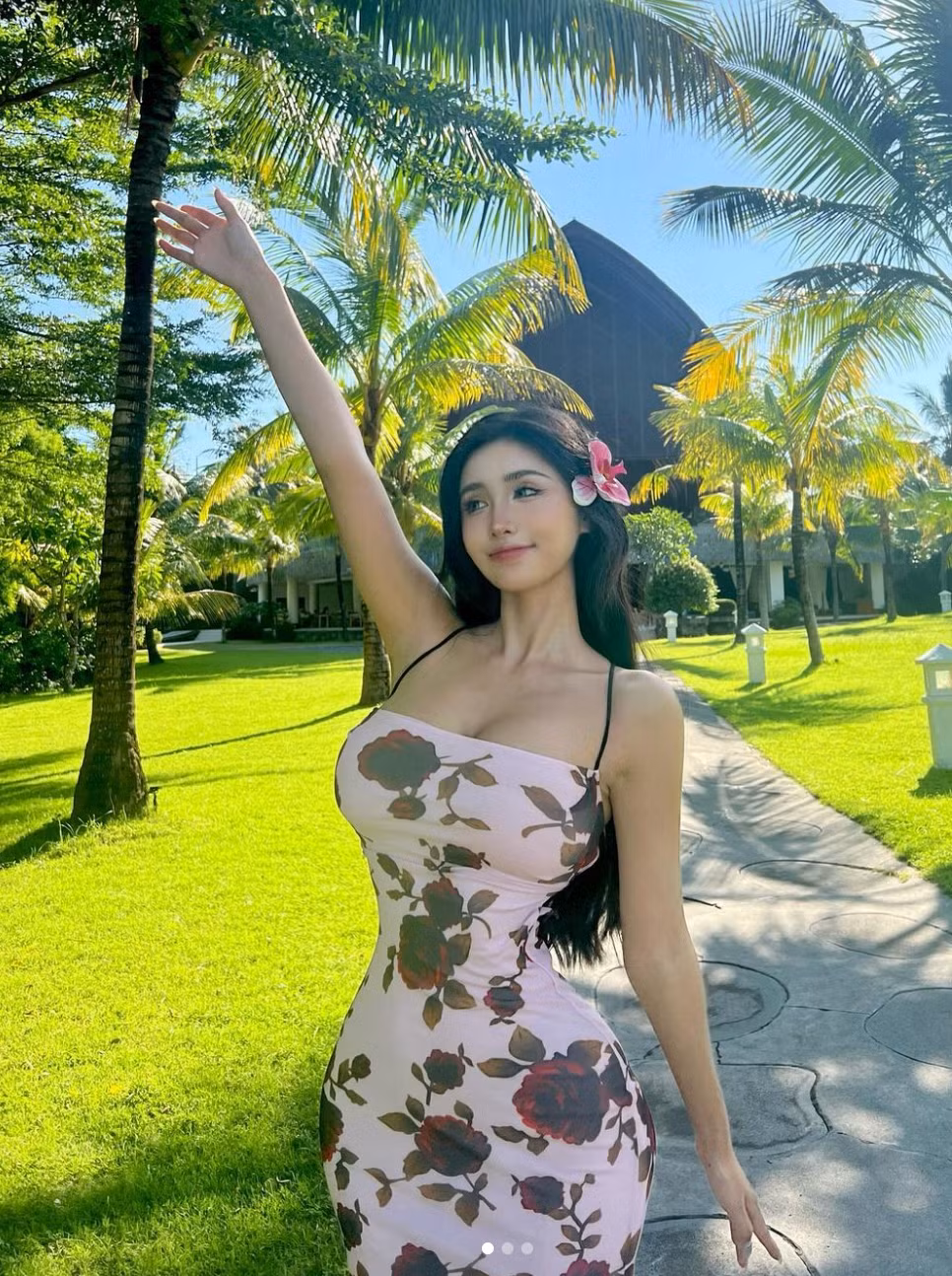 Cô thường lựa chọn kiểu váy có độ ngắn vừa đủ và chất liệu co giãn lý tưởng, giúp thoải mái trong quá trình vận động, di chuyển.