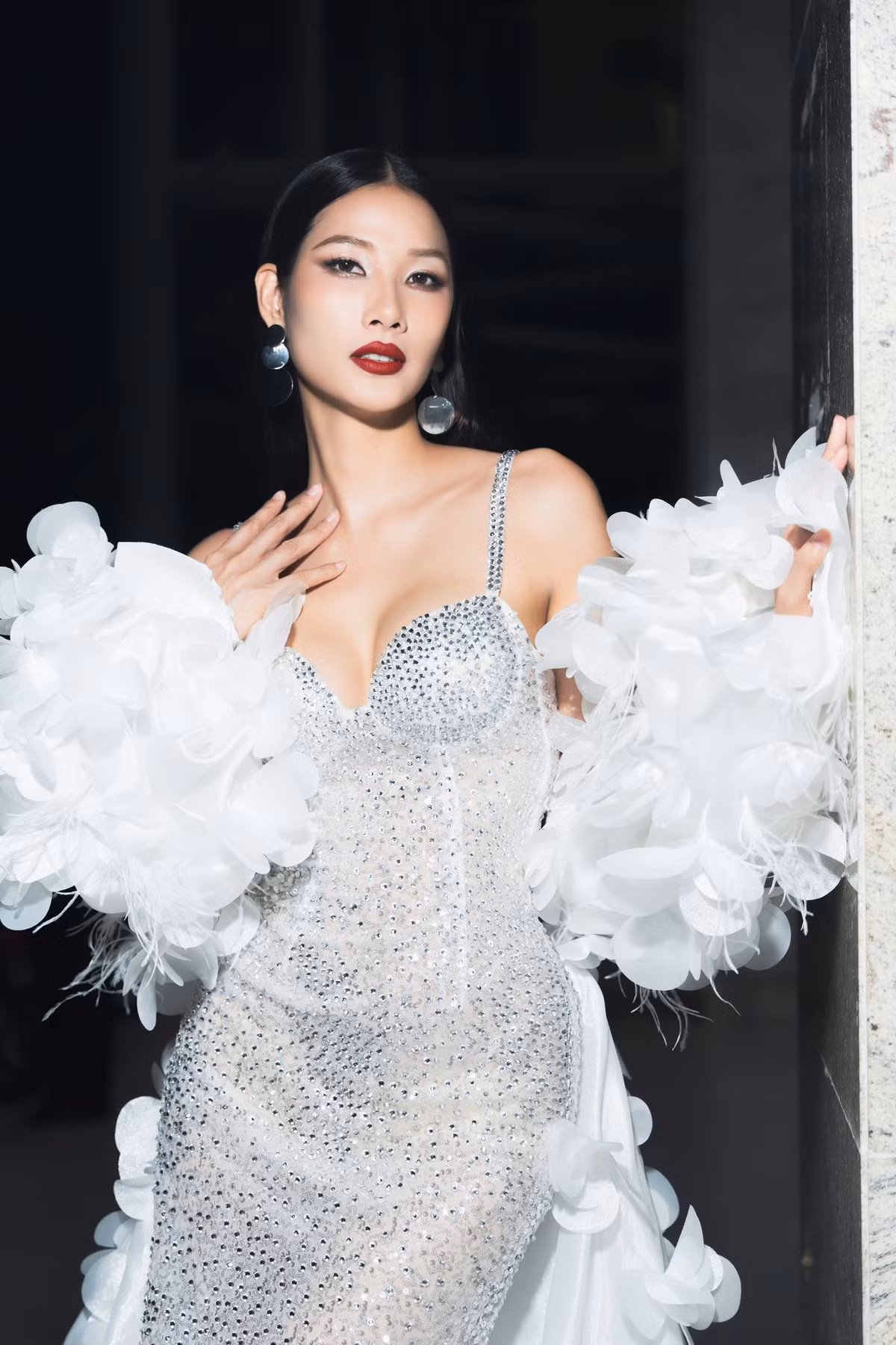 Ồn ào của Hoàng Thùy bắt nguồn từ việc cô đăng đàn tố một ai đó chèn ép, buộc cô phải rời khỏi vị trí giám khảo Miss Universe Vietnam 2024. Ảnh: FBNV