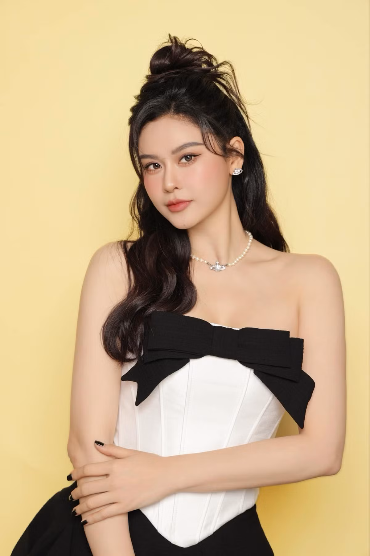Cô thường xuyên chia sẻ những hình ảnh diện váy áo cắt xẻ táo bạo trên trang cá nhân, khiến người hâm mộ không khỏi xuýt xoa trước vóc dáng nuột nà, quyến rũ. Ảnh: FB Trương Quỳnh Anh