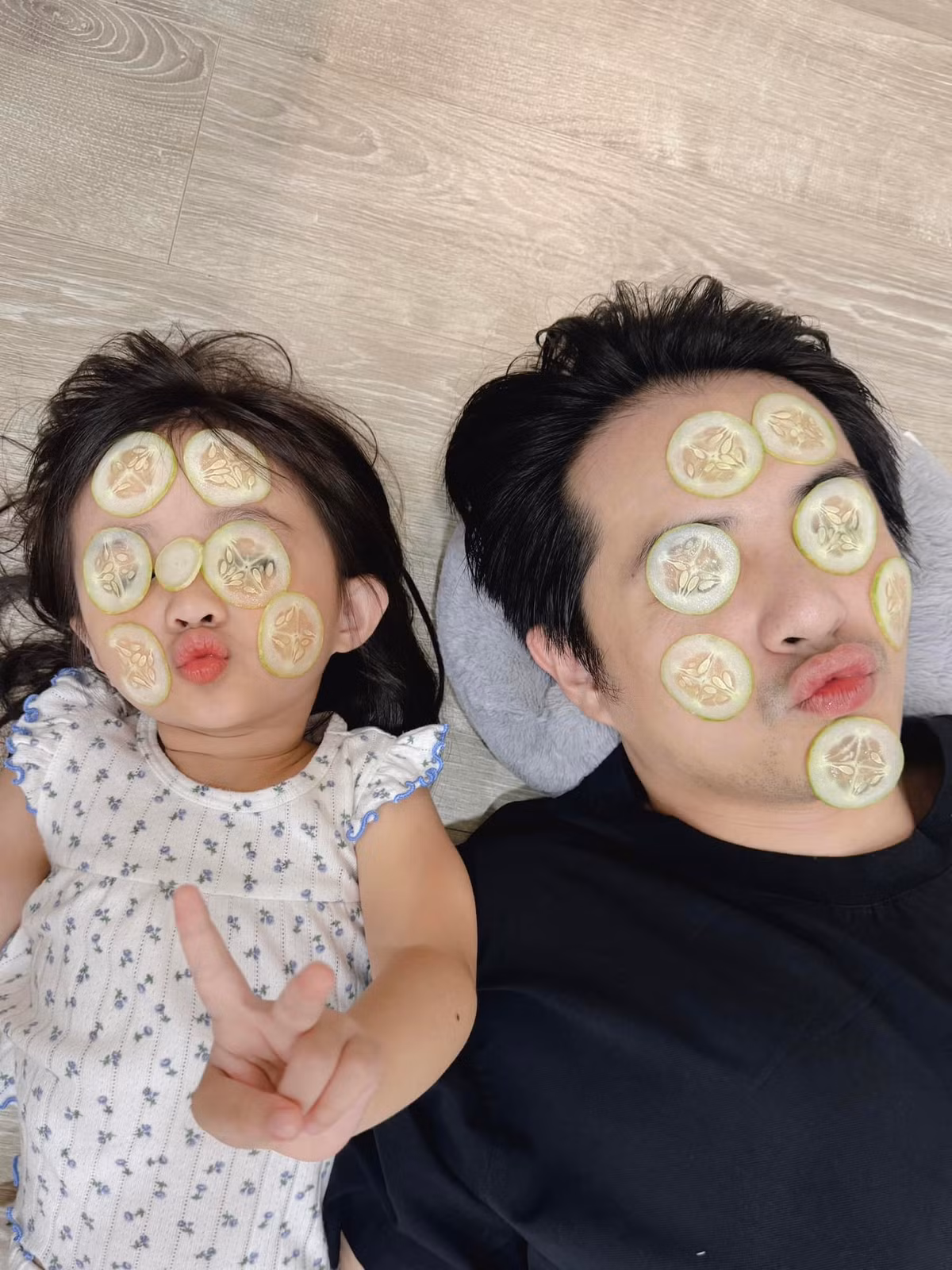Đông Nhi chia sẻ hình ảnh Ông Cao Thắng cùng con gái lớn đắp mặt nạ dưa chuột. Ảnh: FB Đông Nhi
