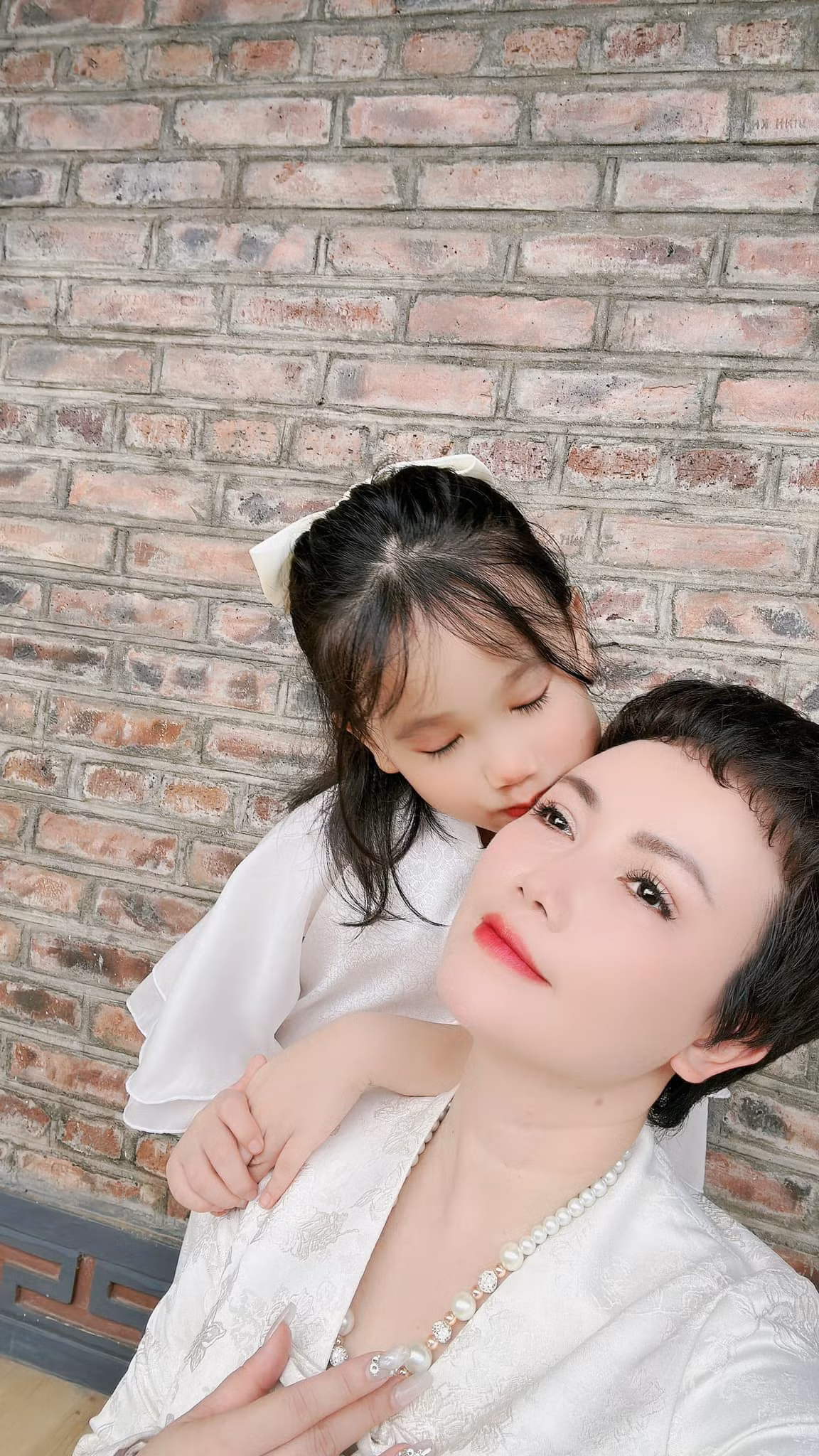 Nữ diễn viên thường xuyên chia sẻ những khoảnh khắc hạnh phúc bên các con trên trang cá nhân, khiến nhiều người ngưỡng mộ.
