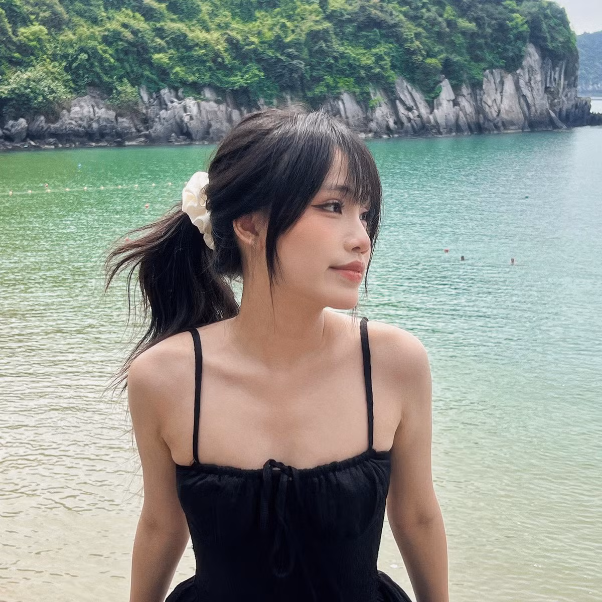 Yến Minh là con gái của Hoàng Yến và chồng cũ thứ hai.