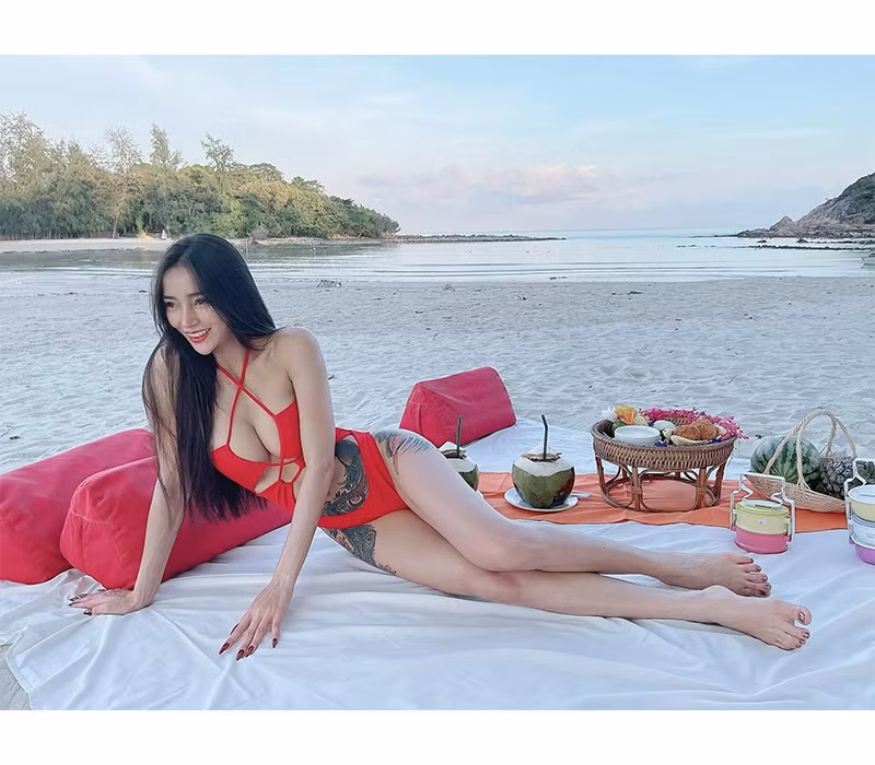 Gương mặt đầy thần thái cùng vóc dáng bốc lửa chính là hai điểm cộng lớn giúp nàng hot girl xây dựng hình tượng gợi cảm.