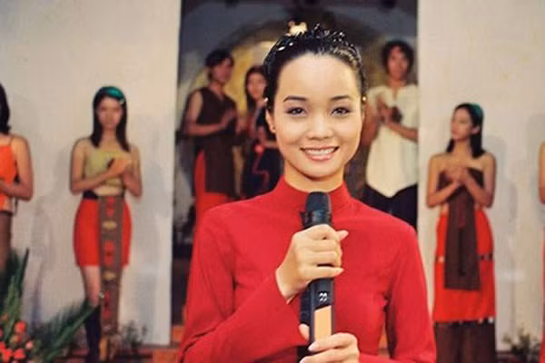  Mai Thu Huyền của những năm 2000 gây ấn tượng bởi nhan sắc dịu dàng với vai Trúc trong phim "Những ngọn nến trong đêm".