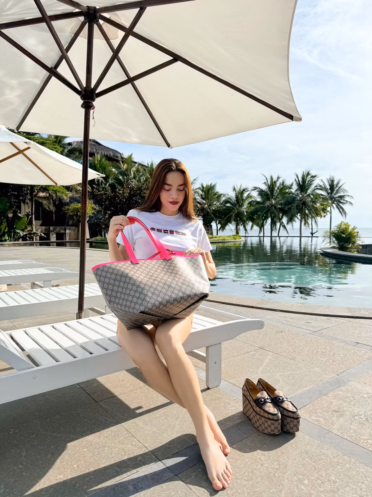  Tin tức sao Việt 20/6: Ca sĩ Hồ Ngọc Hà đăng ảnh ôm túi hiệu, khoe đôi chân dài nuột nà.