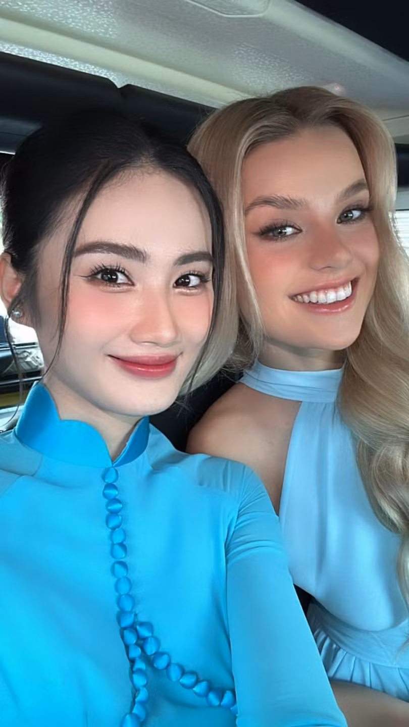 Hoa hậu Huỳnh Trần Ý Nhi chung khung hình với Miss World 2024 Krystyna Pyszko khi cô đến Việt Nam. Cũng từ đây nhiều người khen Ý Nhi nhan sắc thăng hạng khi về nước.