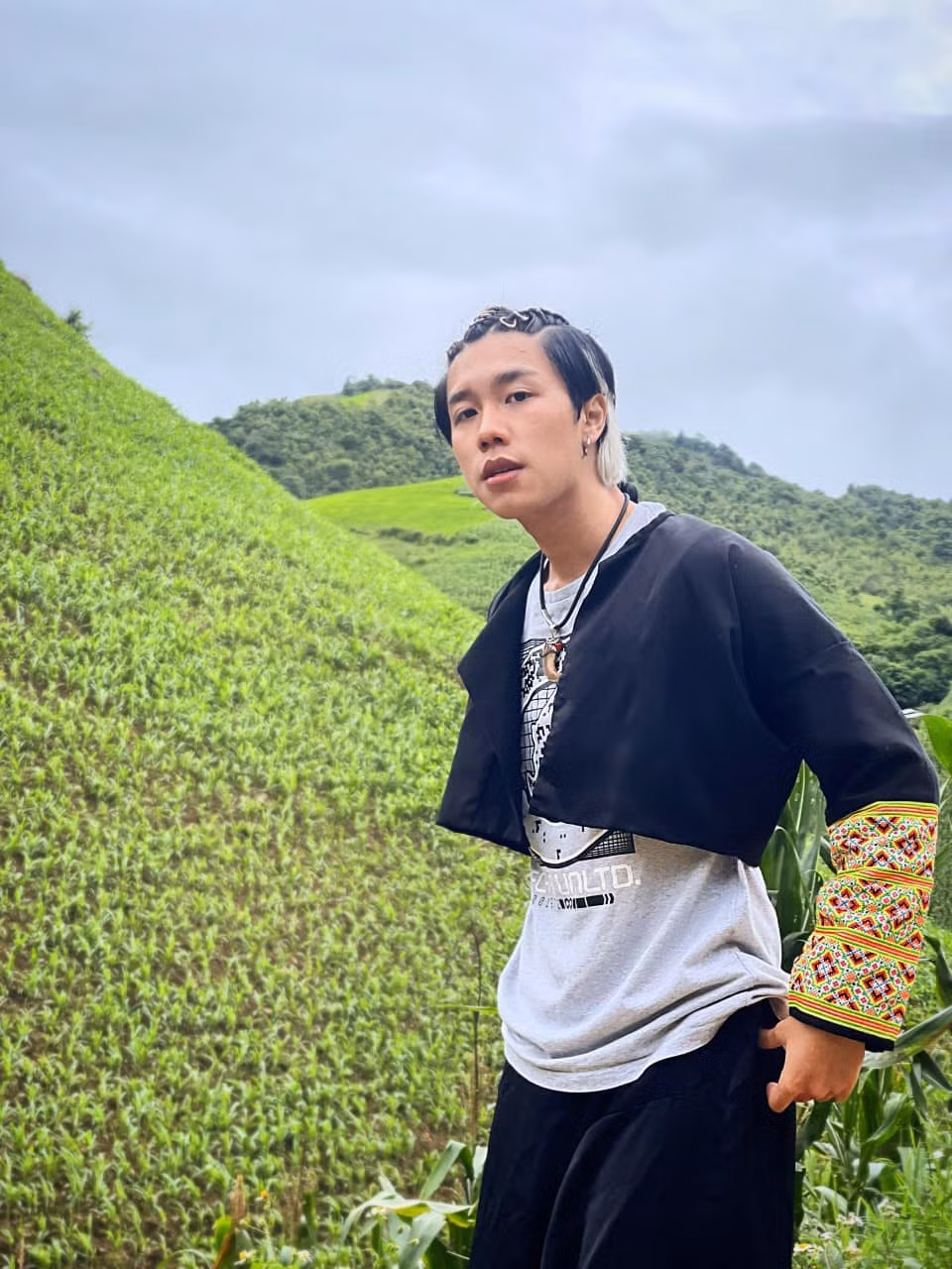 Long Vũ hiện đảm nhận vai diễn Chải trong bộ phim "Đi giữa trời rực rỡ". Với lối diễn xuất tự nhiên và nụ cười duyên dáng anh chàng đã chiếm trọn cảm tình của công chúng. Ảnh: FB Nguyễn Vũ