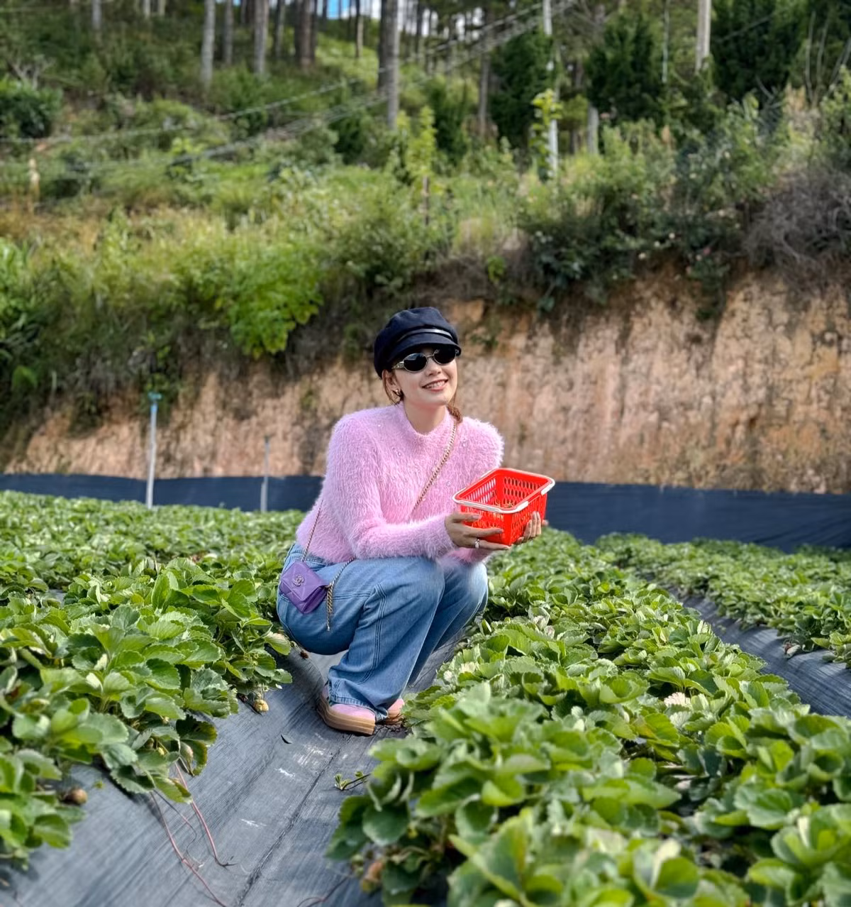 Cách đây vài tháng, chị đẹp Minh Hằng đón sinh nhật tuổi 37 ở Nha Trang bằng bữa tiệc do chính ông xã chuẩn bị. Cô bất ngờ vì món quà ông xã tặng là vàng nguyên khối. Ảnh: FB Minh Hằng