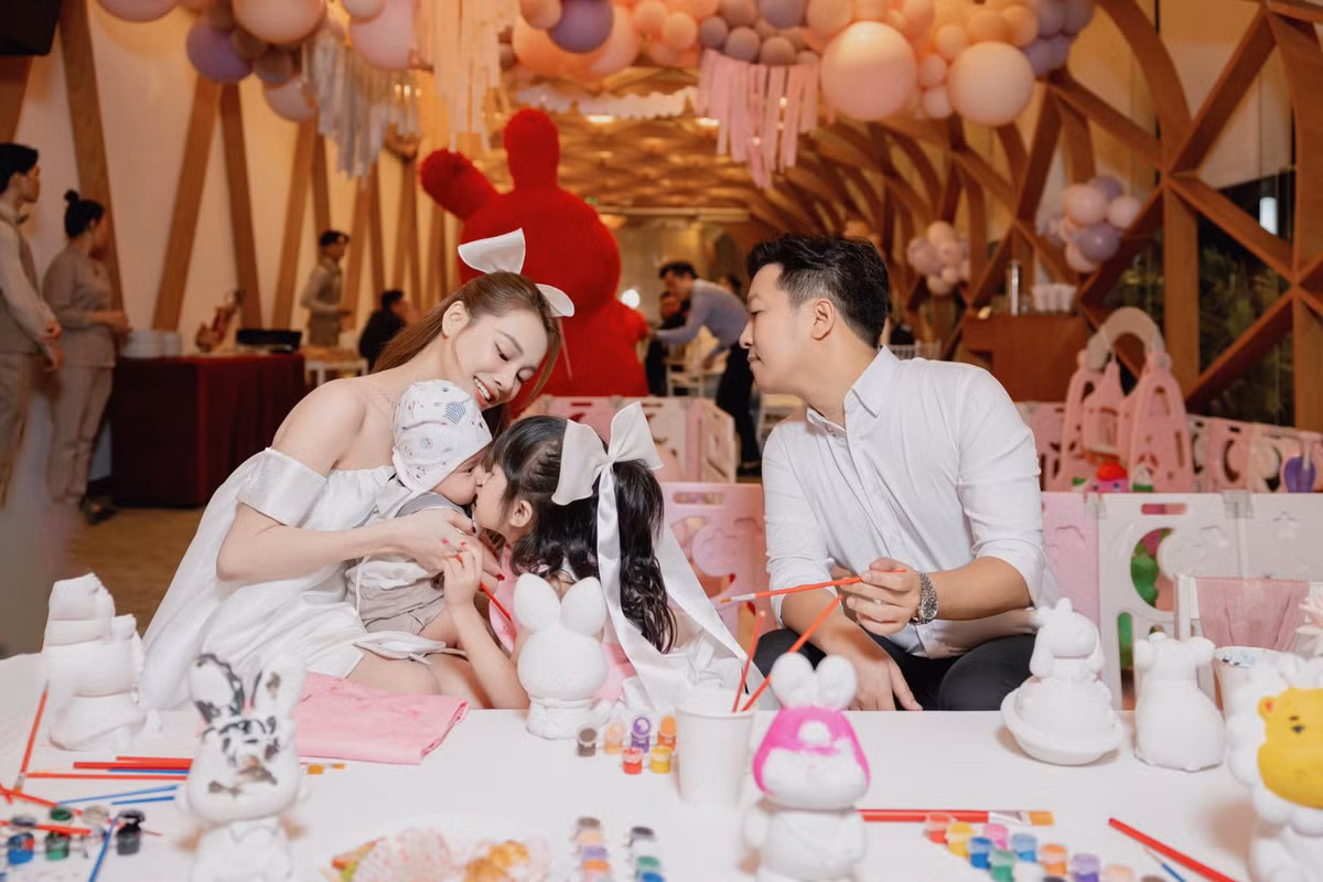 Nếu như Trường Giang được nhắc đến là một người chồng chiều vợ, tháo vát việc gia đình thì Nhã Phương lại khiến không ít chị em ngưỡng mộ vì cuộc sống viên mãn, đủ đầy từ vật chất đến tình cảm.