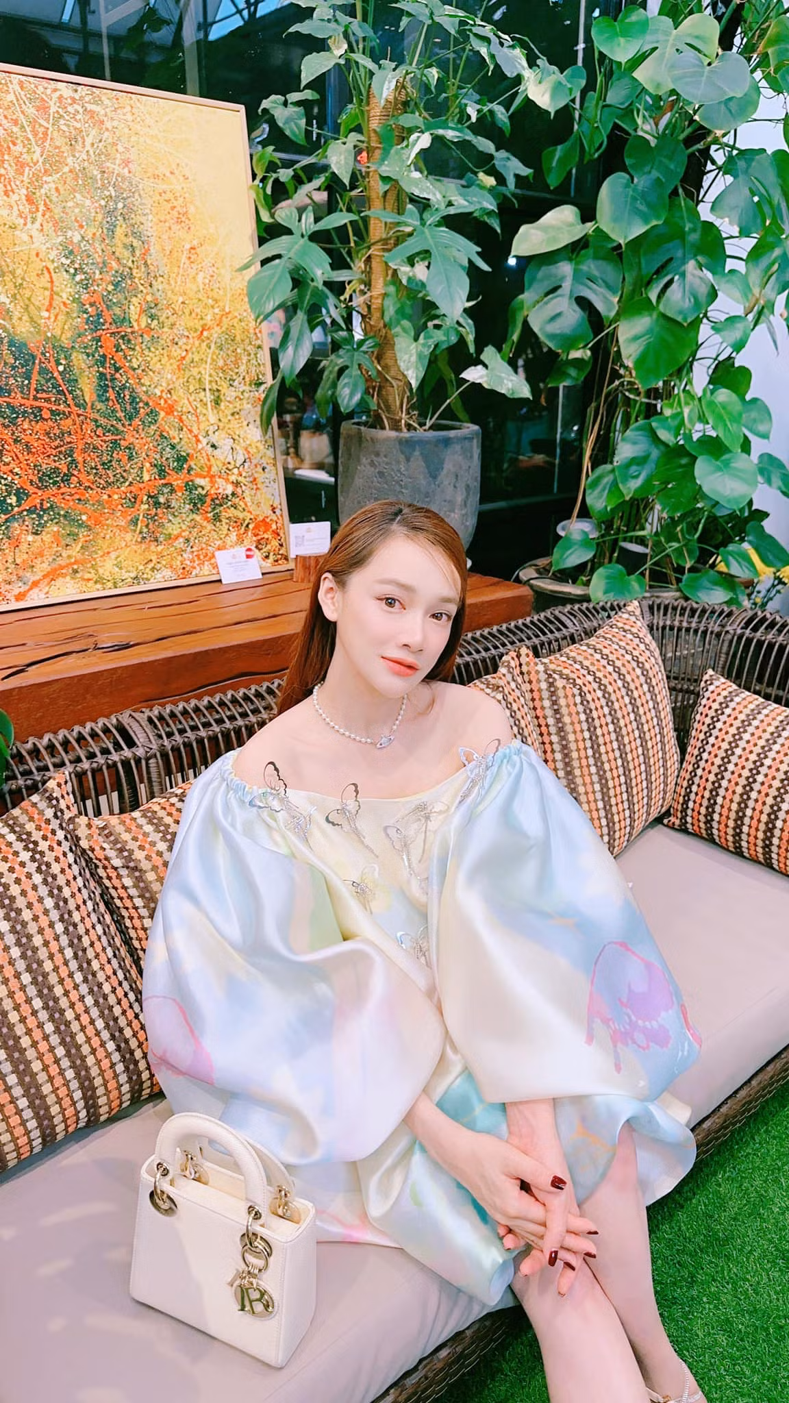 Được biết, cặp đôi đang sống tại một ngôi biệt thự tại TP.HCM có không gian rộng rãi, sở hữu biệt thự nhà vườn rộng đến nghìn mét vuông ở Đồng Nai và biệt thự ven biển ở Phú Quốc.