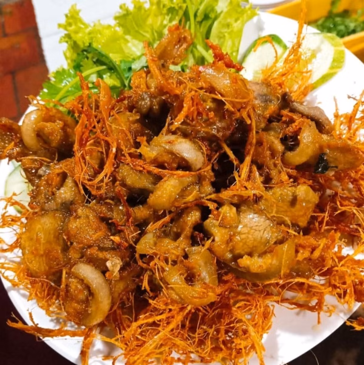 Nằm trong top ẩm thực Việt Nam có cái tên độc lạ cũng phải kể đến dê xối sả, thực chất đây là món dê xào sả ớt. Thịt dê được thái thành từng miếng nhỏ ướp với gia vị, rau mùi, gừng, ớt, sau đó xào với sả tươi, ớt và rắc với sả chiên trên đĩa.