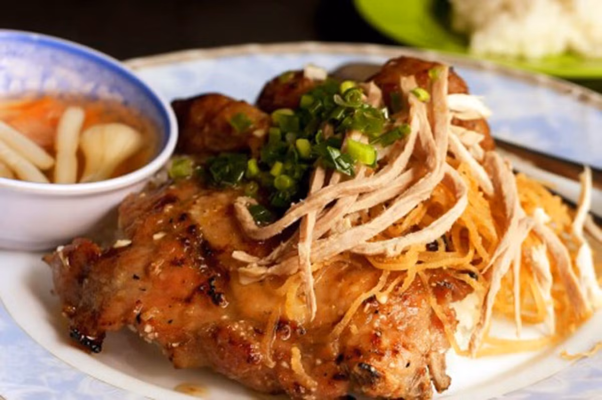 Sà bì chưởng cũng là món ăn tên độc lạ, tuy nhiên món này được khá nhiều người biết đến khi ghé thăm Sài Gòn. Cái tên này chỉ là cách gọi khác để nhắc đến cơm tấm sườn bì chả.
