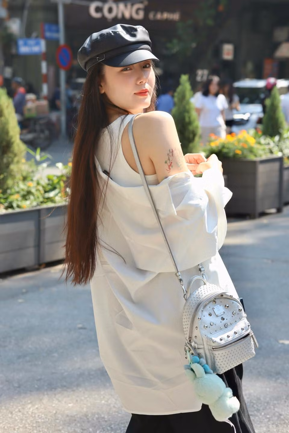 Ca sĩ Phương Linh chụp ảnh dưới nắng thu Hà Nội. Ảnh: FB Tran Phuong Linh